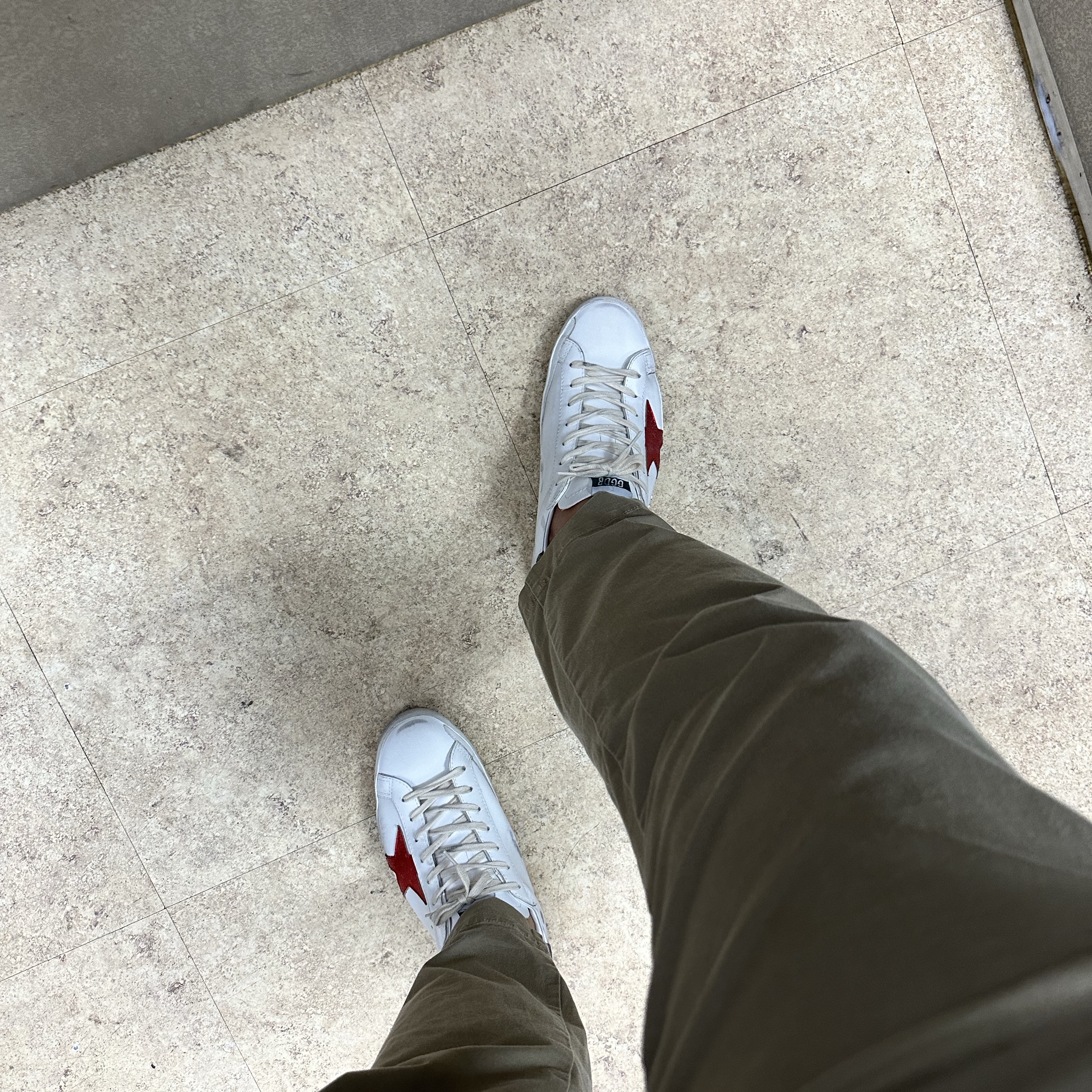 Golden Goose Superstar White Red Grey Heel Tab Sneakers 착용 스타일