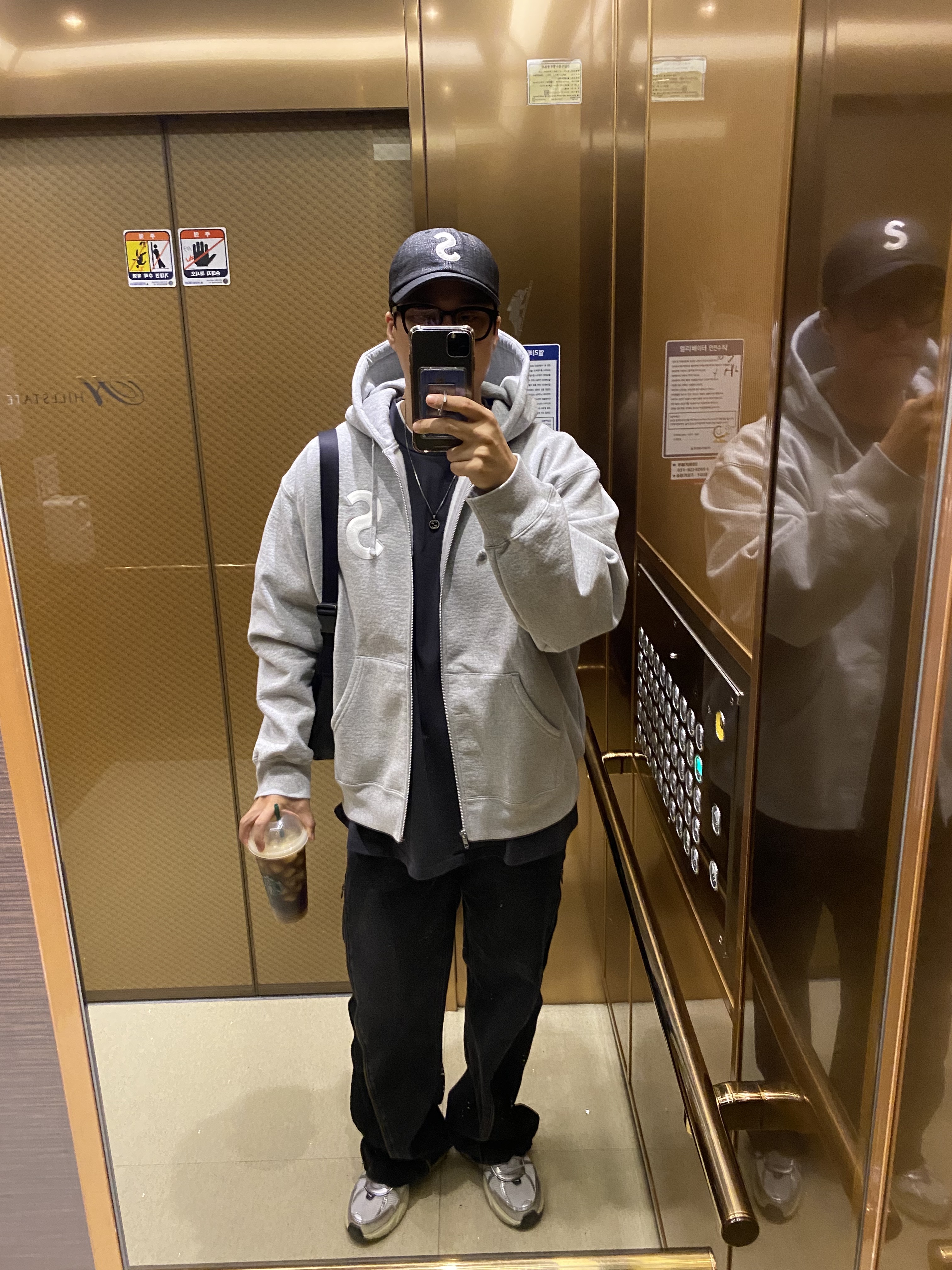 Supreme S Logo Zip Up Hooded Sweatshirt Heather Grey - 23FW, Supreme Raffia S Logo 6-Panel Black - 22SS 착용 스타일