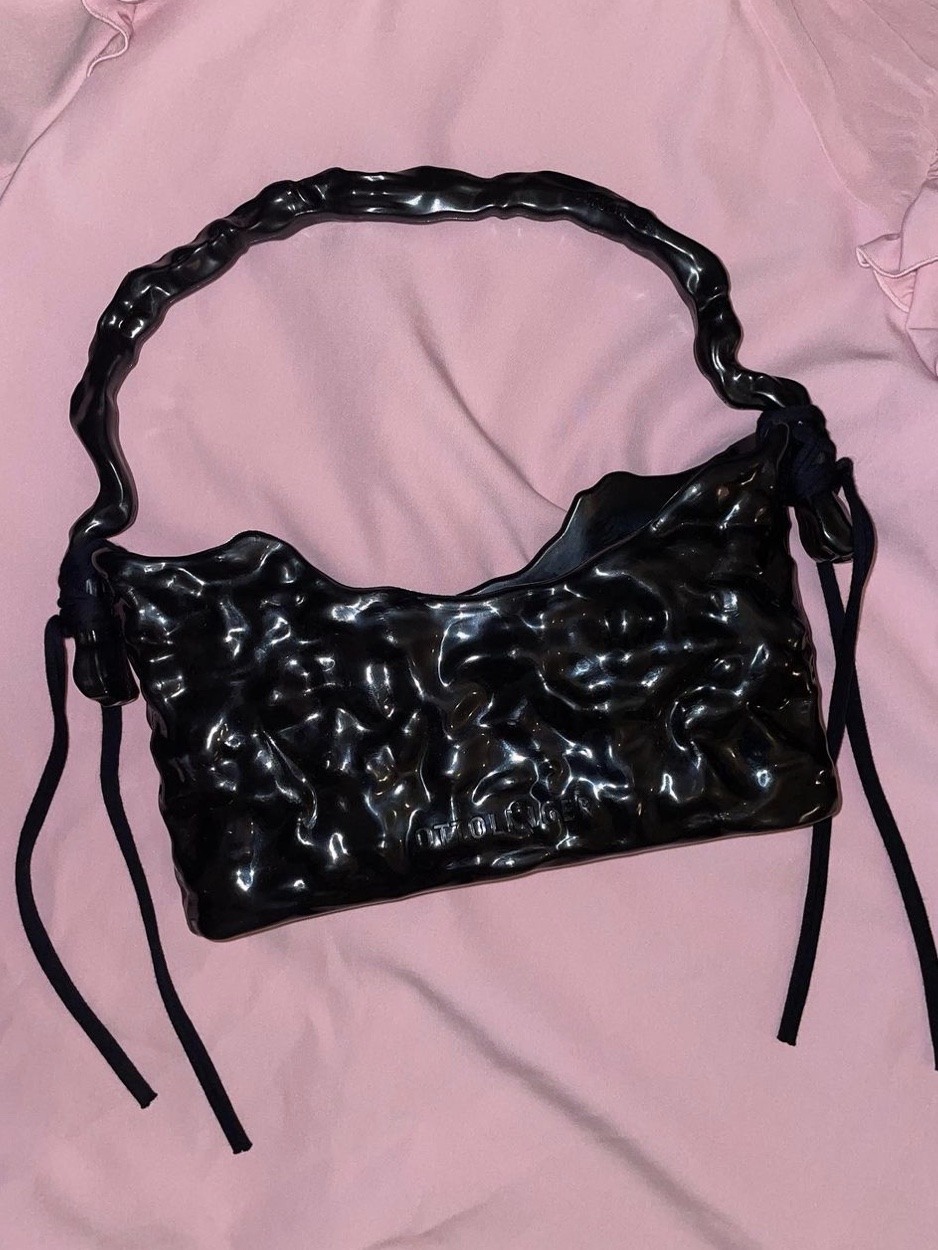 Ottolinger Signature Baguette Bag Black 착용 스타일 - 2