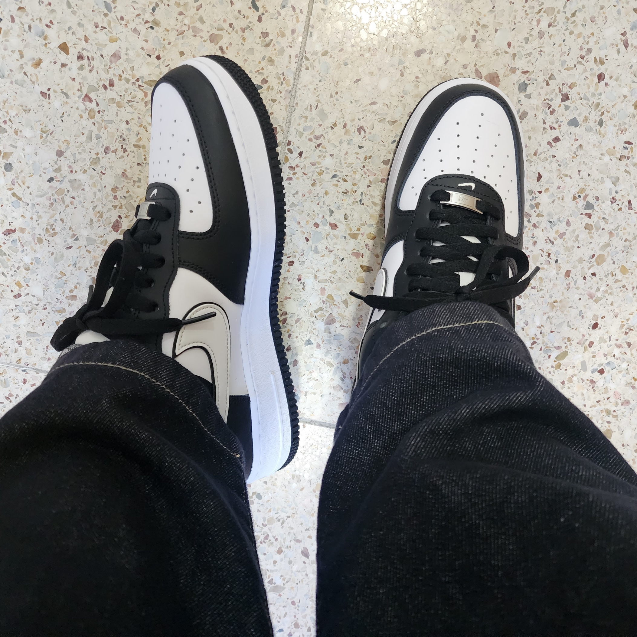 Nike Air Force 1 '07 Black White 착용 스타일 - 1