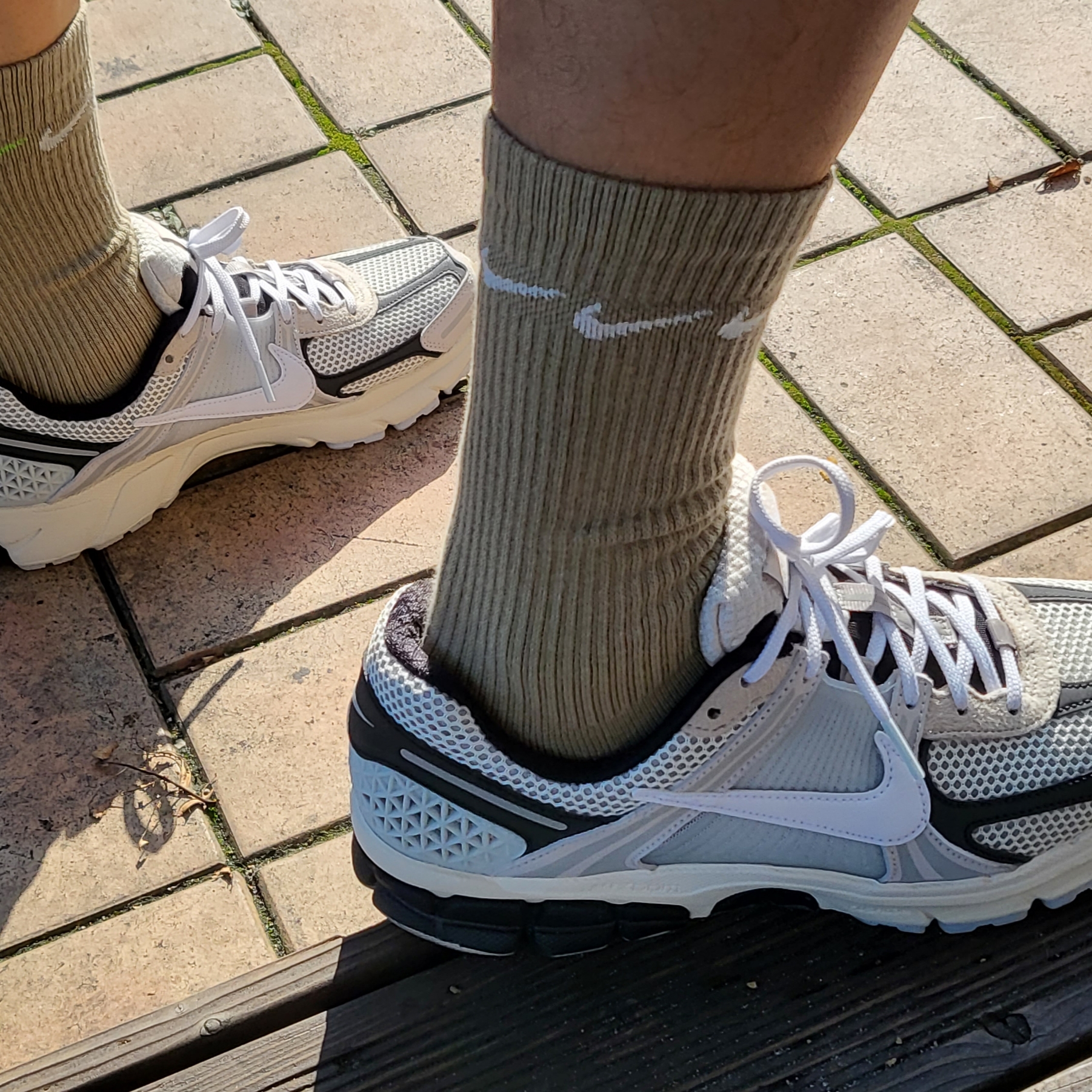 Nike Zoom Vomero 5 Light Bone and Black 착용 스타일 - 2