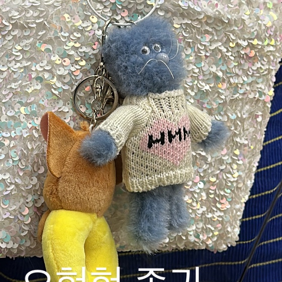 Monamhee Love Flexy Keyring Blue 착용 스타일