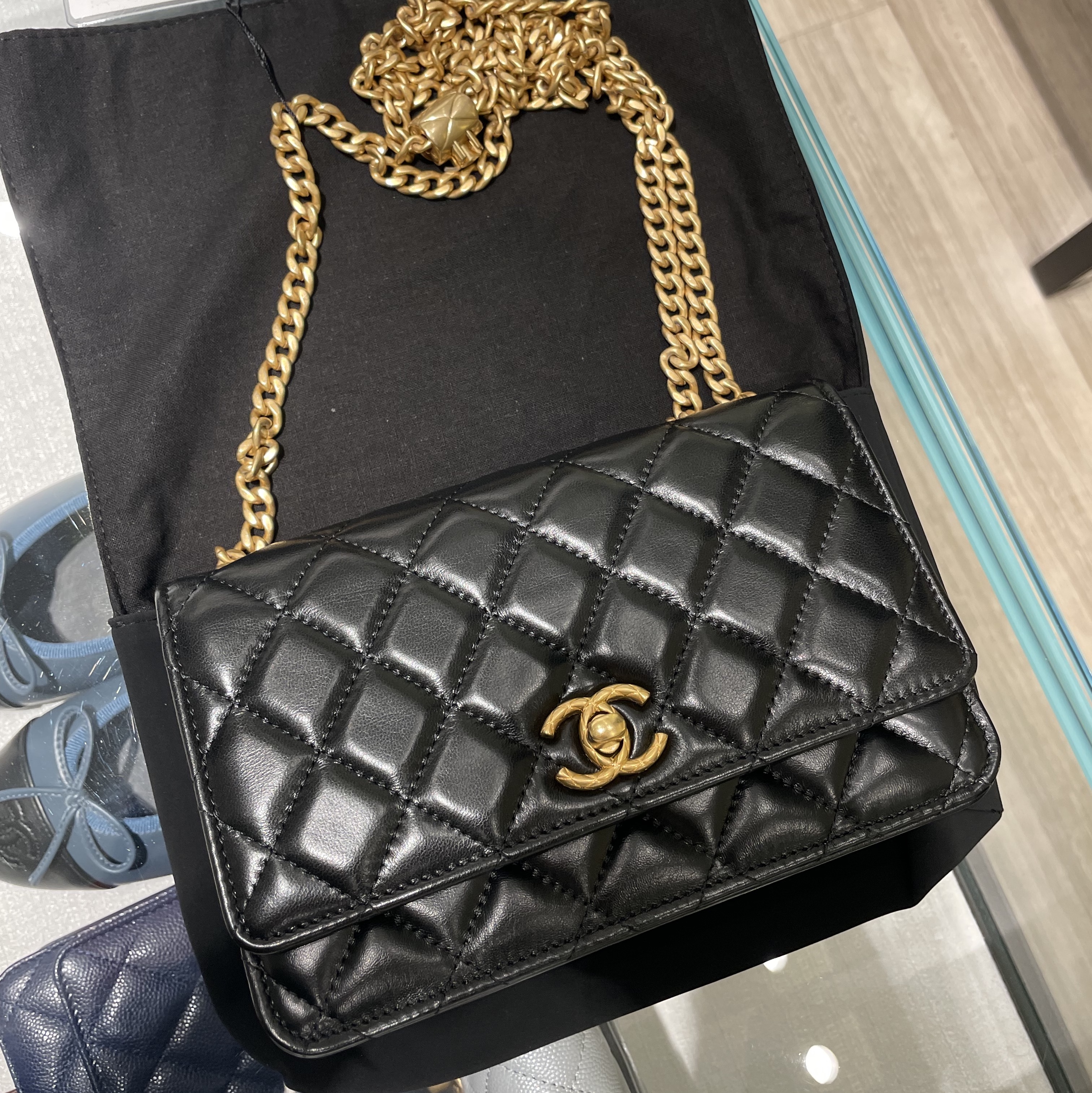 Chanel Wallet On Chain Lambskin & Gold Black 착용 스타일