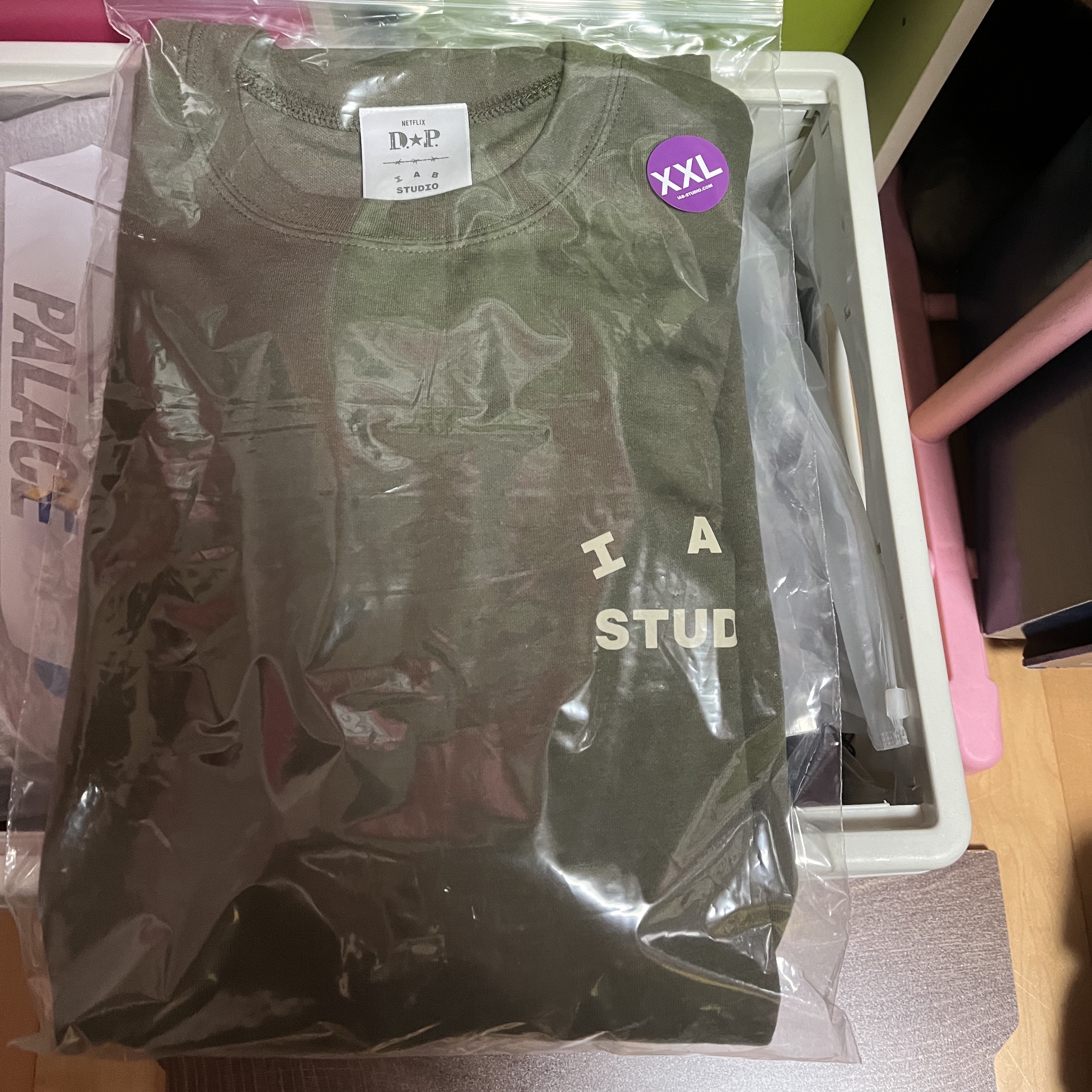 IAB Studio x D.P. T-Shirt Army Green 착용 스타일