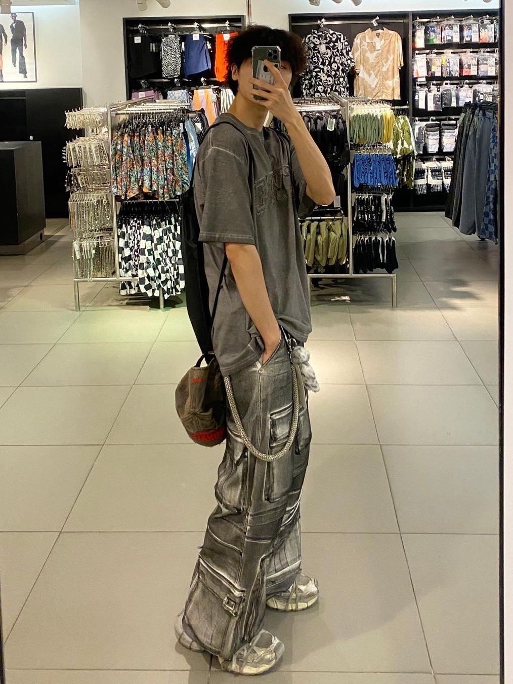 [KREAM 단독] Ourpas 030 Wide Cargo Denim Blue, Balenciaga 3XL Sneakers Light Beige 착용 스타일