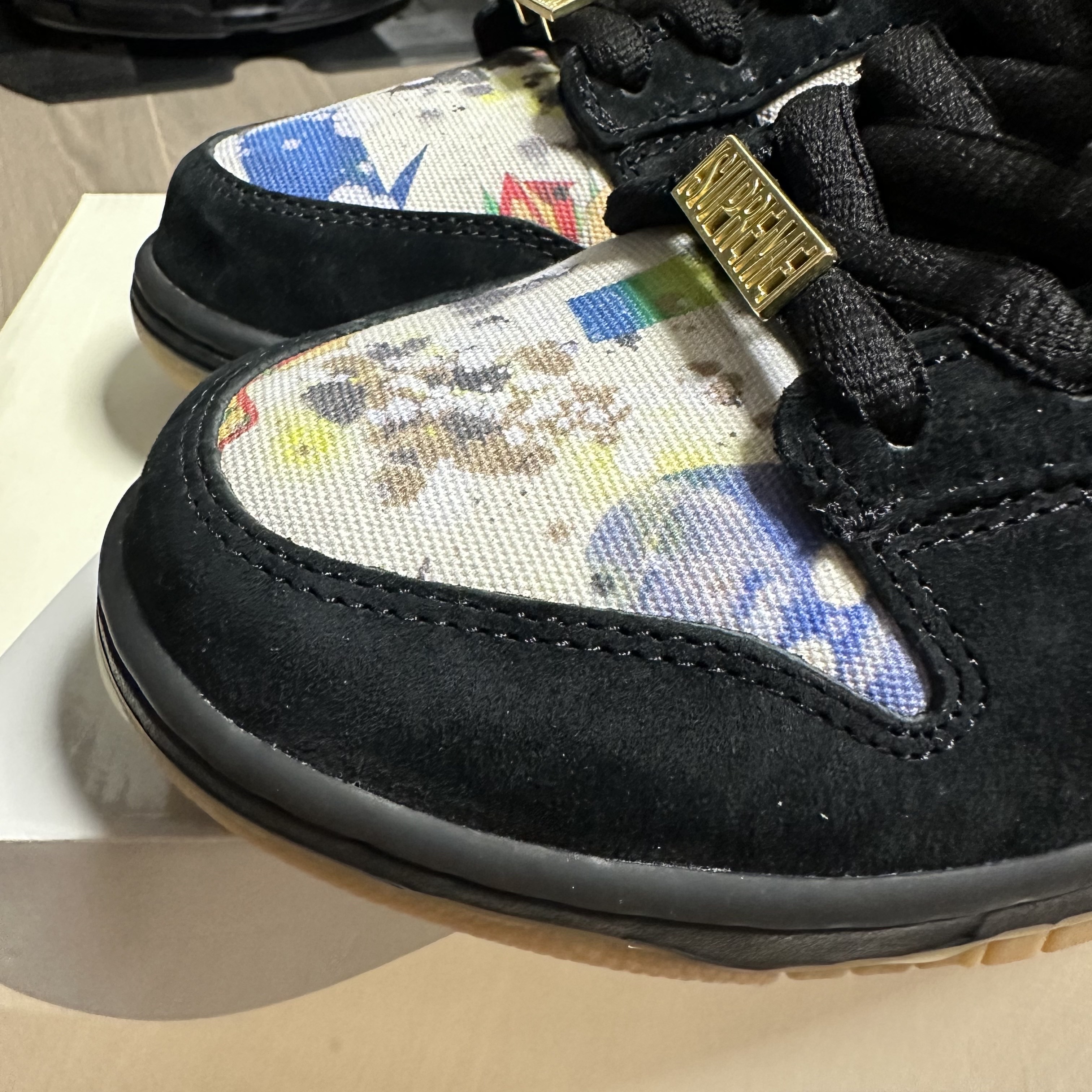 Nike x Supreme SB Dunk Low QS Rammellzee Black 착용 스타일 - 2