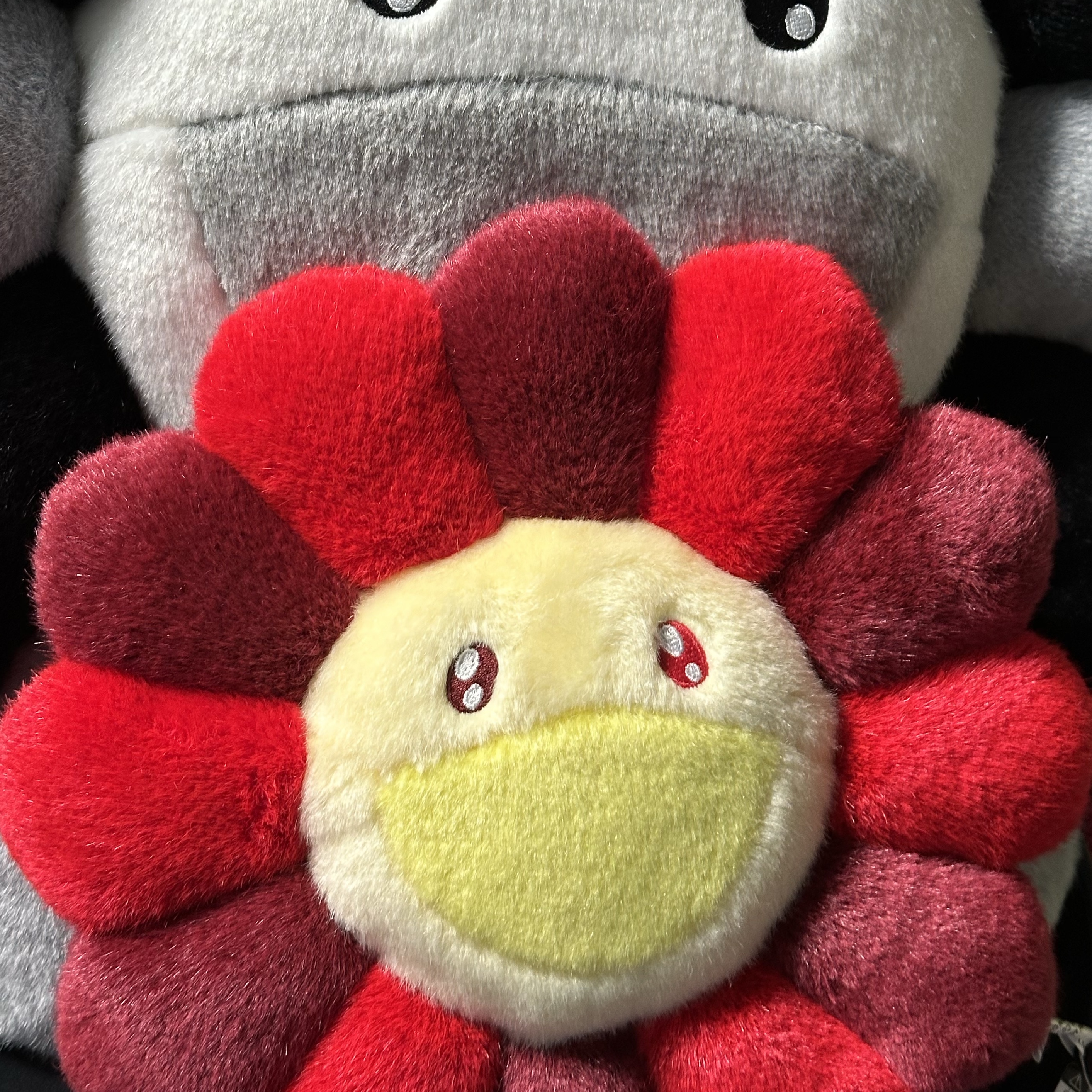 Kaikai Kiki Flower Cushion 30cm Rose Red 착용 스타일