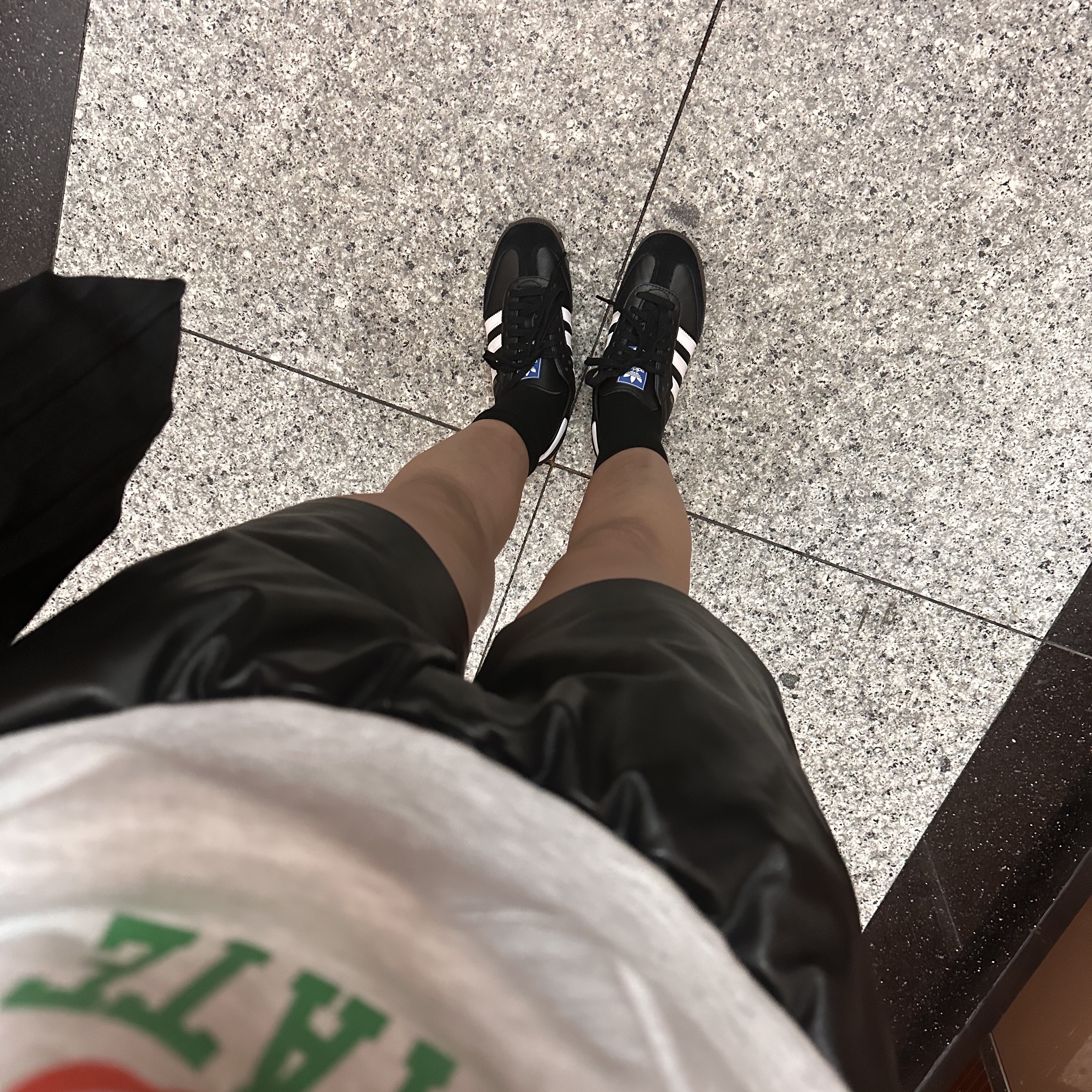 Adidas Samba OG Black White Gum 착용 스타일