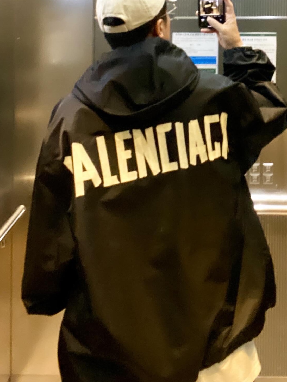 Balenciaga Skater Long Sleeve T-Shirt Oversized Black Faded, (W) Balenciaga Political Campaign Destroyed Cap Beige 착용 스타일 - 2