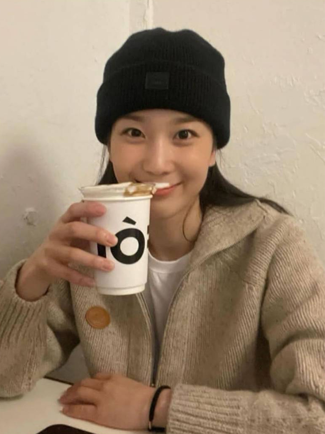Surgery Clover Logo Beanie Ver.2 White, Acne Studios Large Face Logo Beanie Black 착용 스타일 - 3
