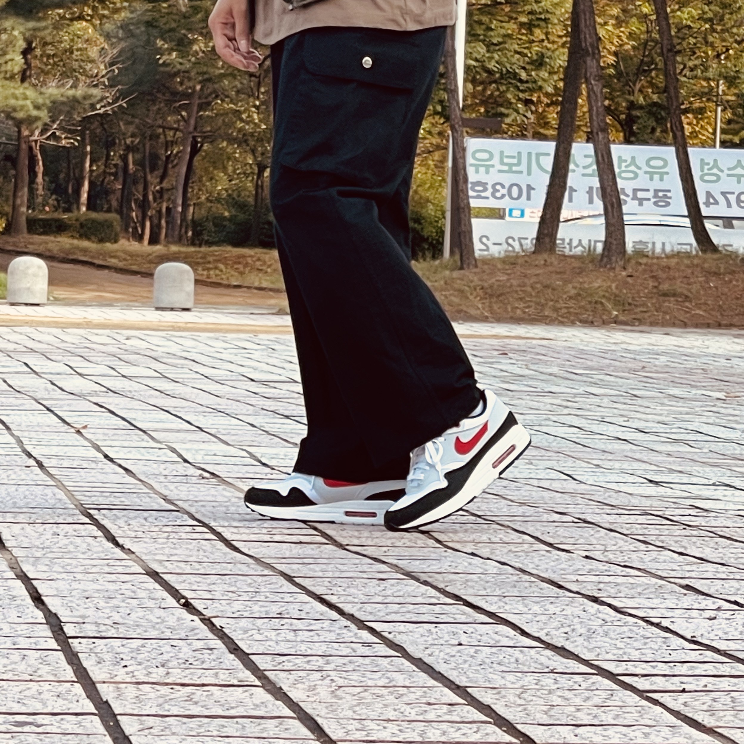 Nike Air Max 1 Pure Platinum and University Red 착용 스타일