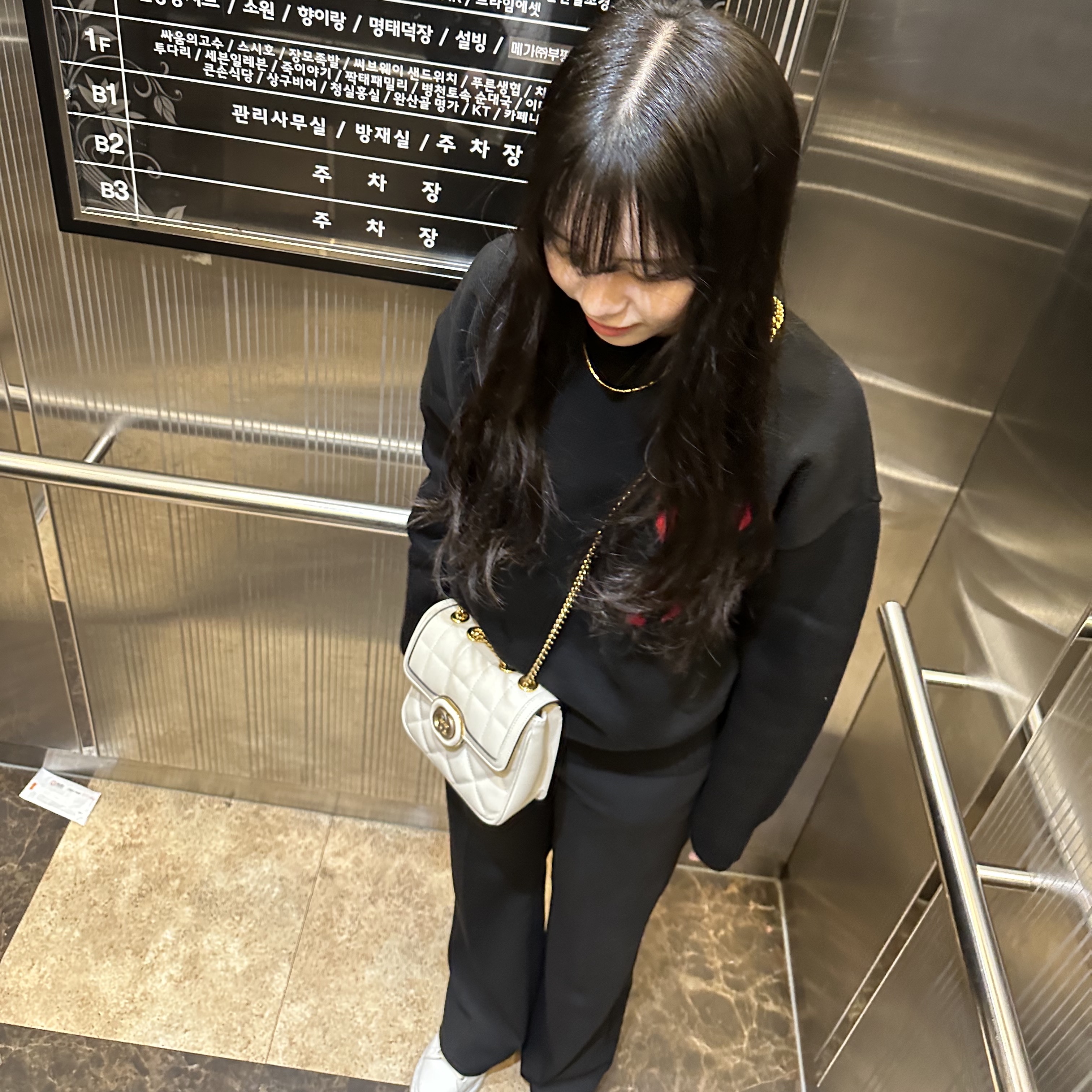 AMI de Coeur Oversize Intarsia Sweater Black Red, Gucci Deco Mini Shoulder Bag White Leather 착용 스타일