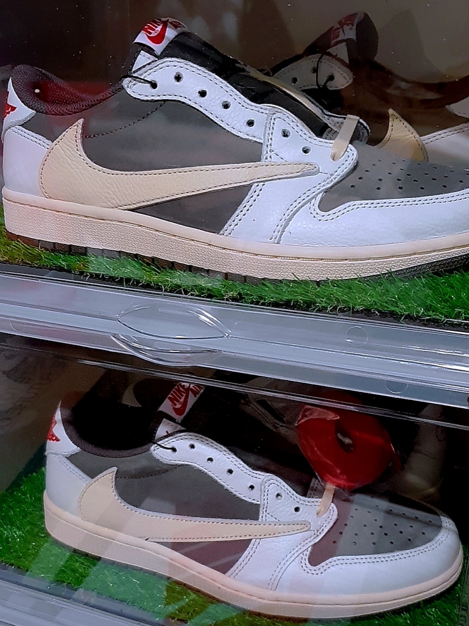 Jordan 1 x Travis Scott Retro Low OG SP Sail and Ridgerock 착용 스타일 - 1