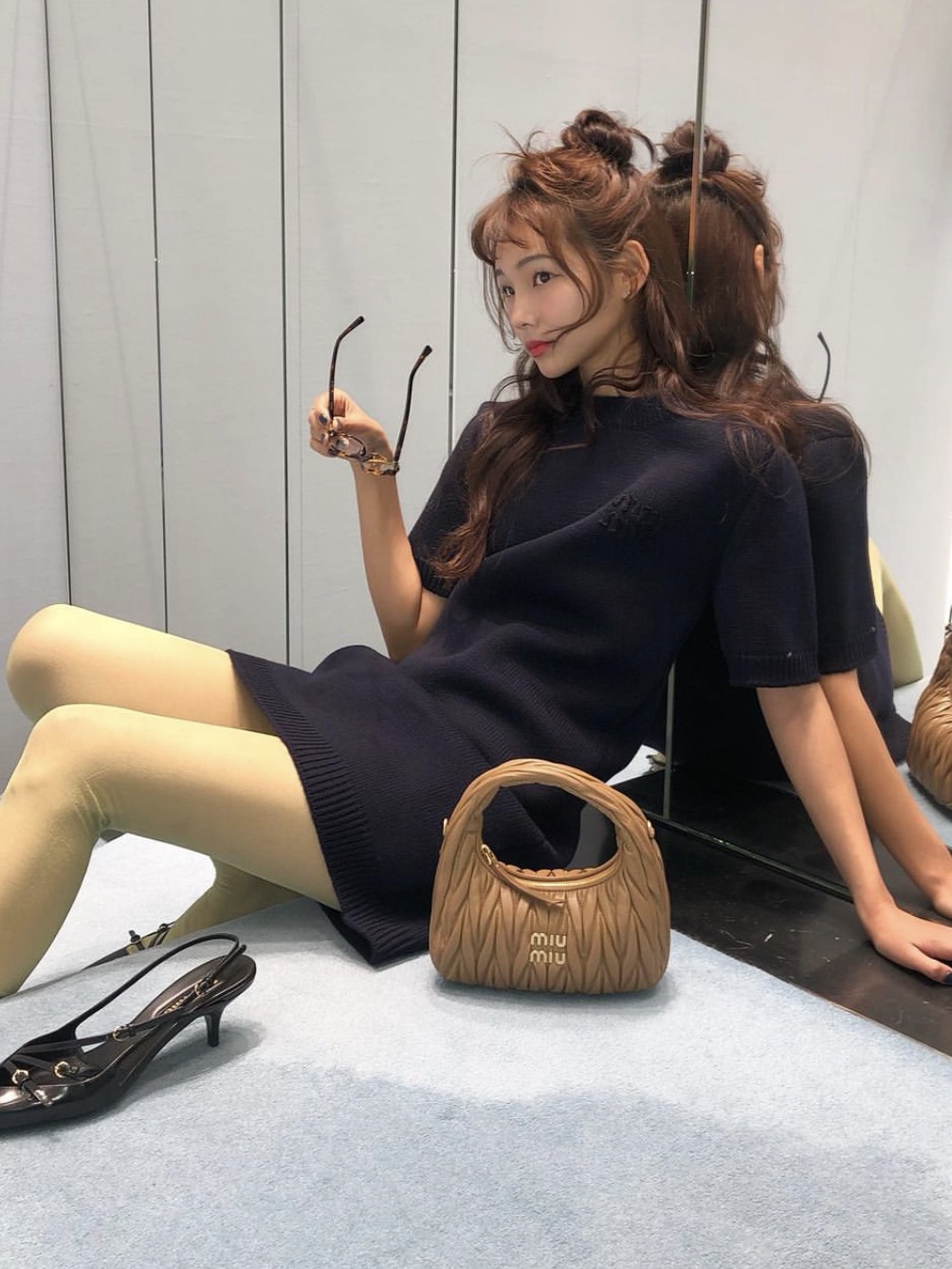 Miu Miu Wander Matelasse Nappa Leather Hobo Bag Cognac, (W) Miu Miu Regard sunglasses Blue Lenses Honey Tortoiseshell Acetate Alternative fit 착용 스타일
