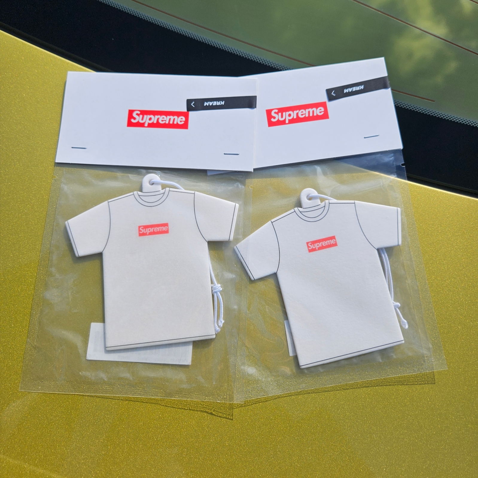 Supreme Kuumba T-Shirt Air Freshener White - 22FW 착용 스타일 - 2