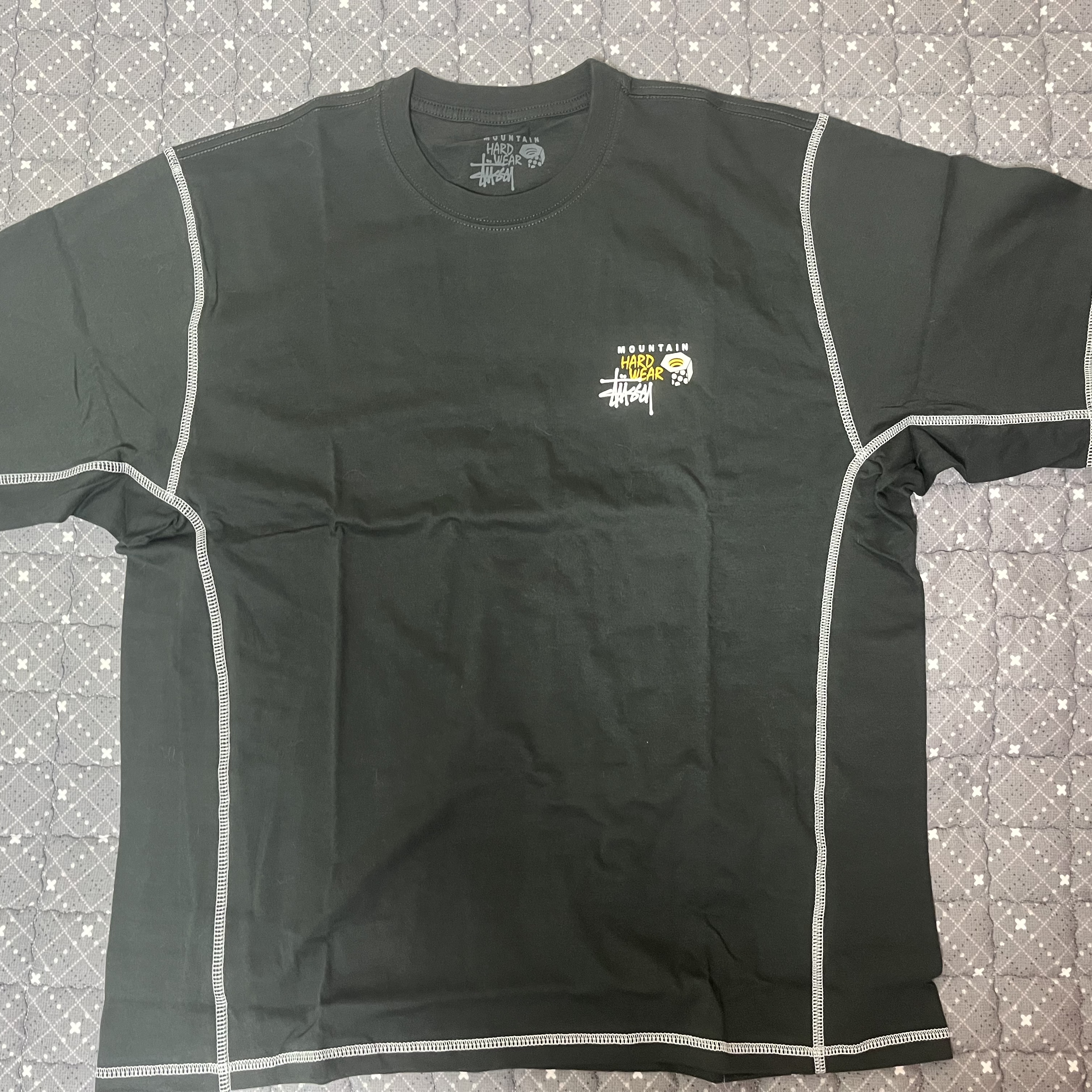 Stussy x Mountain Hardwear T-Shirt Stealth Grey 착용 스타일 - 1