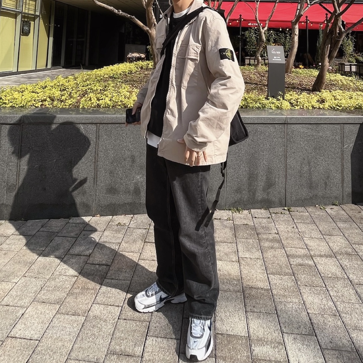 Stone Island 10210 Double Pocket Cotton Overshirt Dove Grey - 23SS, Stone Island 62951 Cotton Fleece Garment dyed Crewneck Sweatshirt Black - 23SS 착용 스타일 - 1