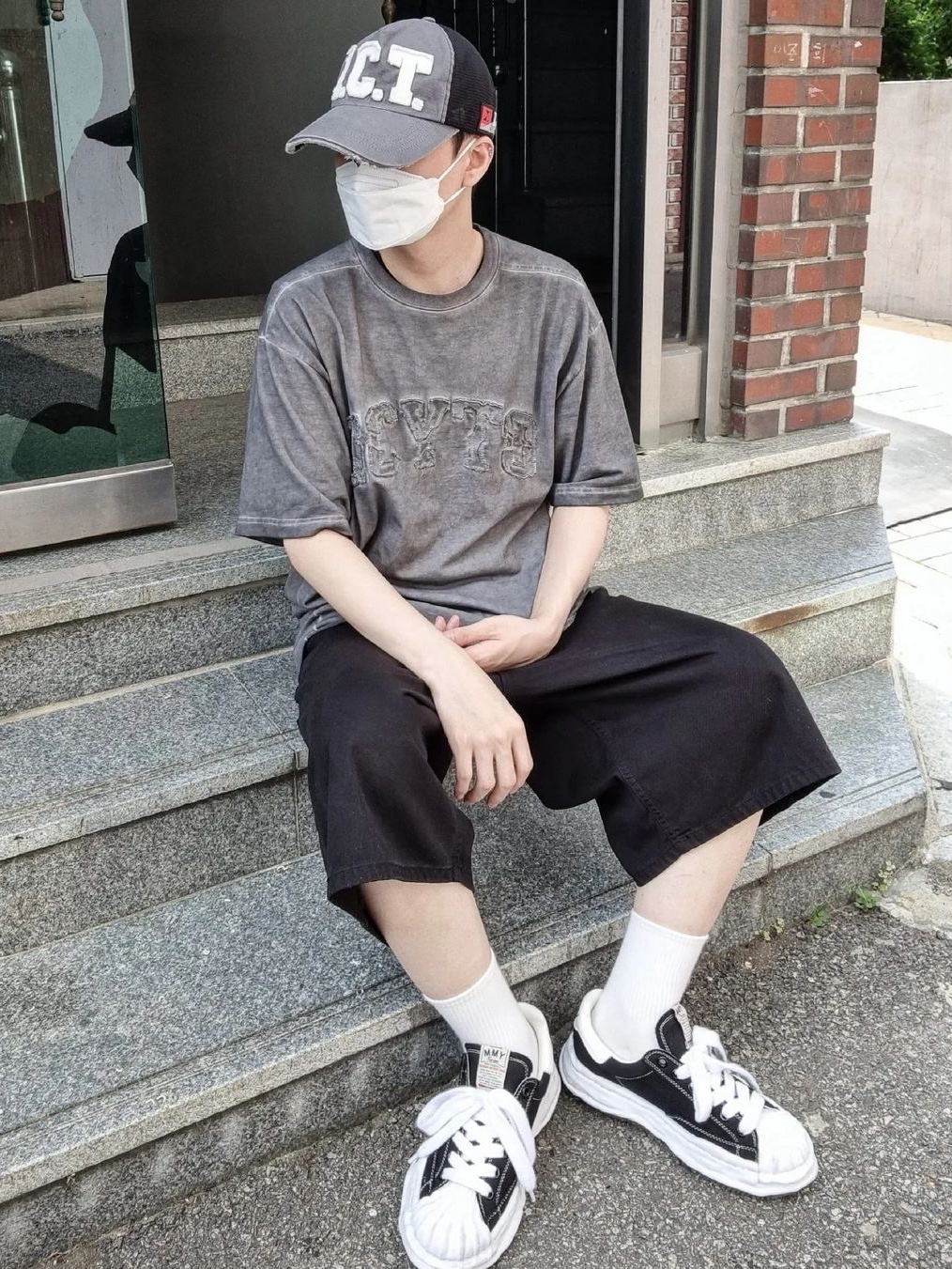 Icyto I.C.T. Trucker Cap Charcoal, Icyto College T-Shirt Charcoal 착용 스타일 - 1