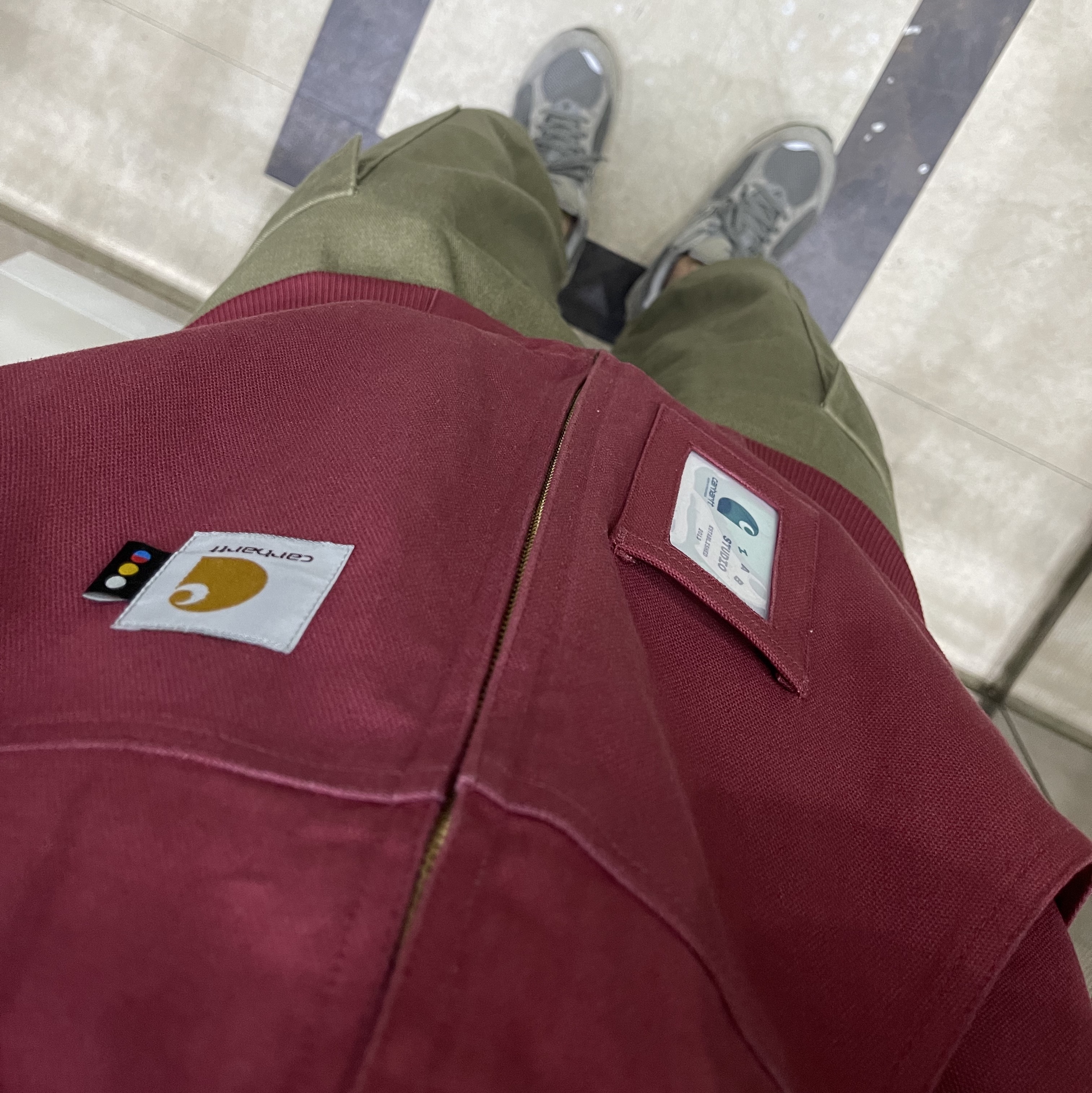 Carhartt WIP x IAB Studio OG Active Jacket Earth Red, New Balance 2002R Grey 착용 스타일 - 1