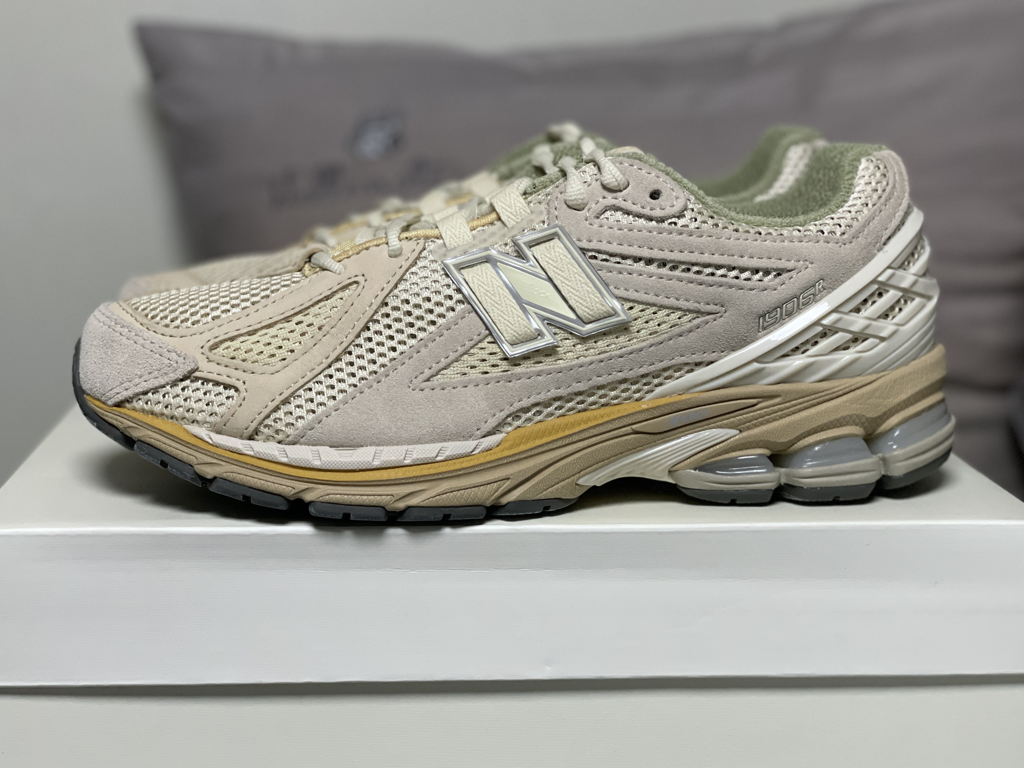 New Balance x Auralee 1906R Bone White 착용 스타일 - 2