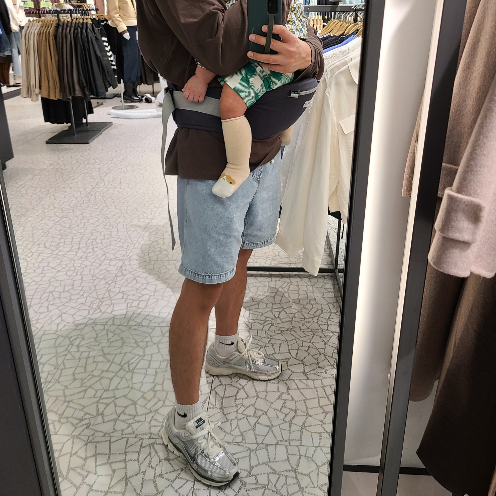 (W) Nike Zoom Vomero 5 Photon Dust and Metallic Silver, Supreme Small Box L/S T-Shirt Brown - 23SS 착용 스타일