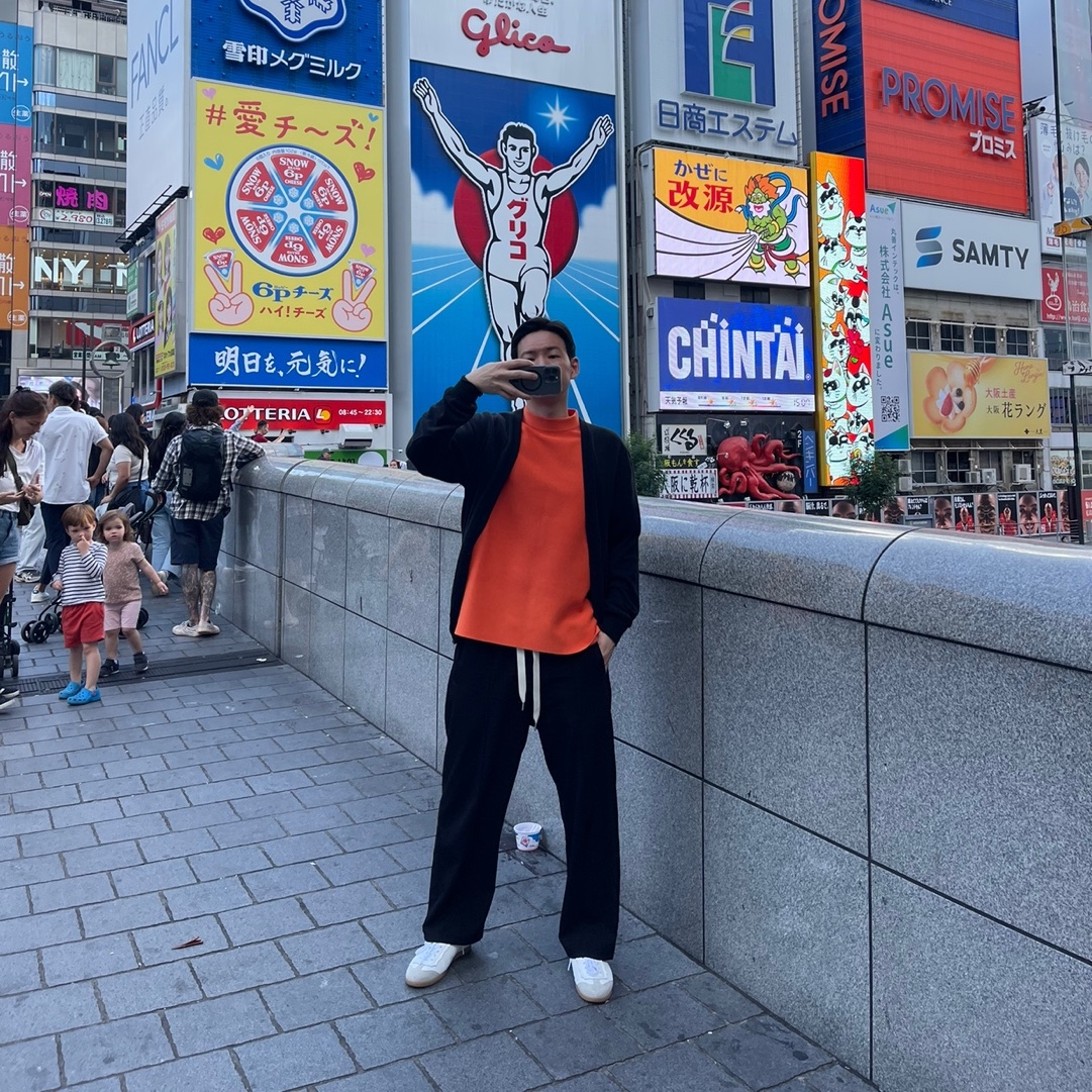 Maison Margiela Featherlight Sneakers White, (W) Maison Margiela Oversized Piled Cardigan Black 착용 스타일