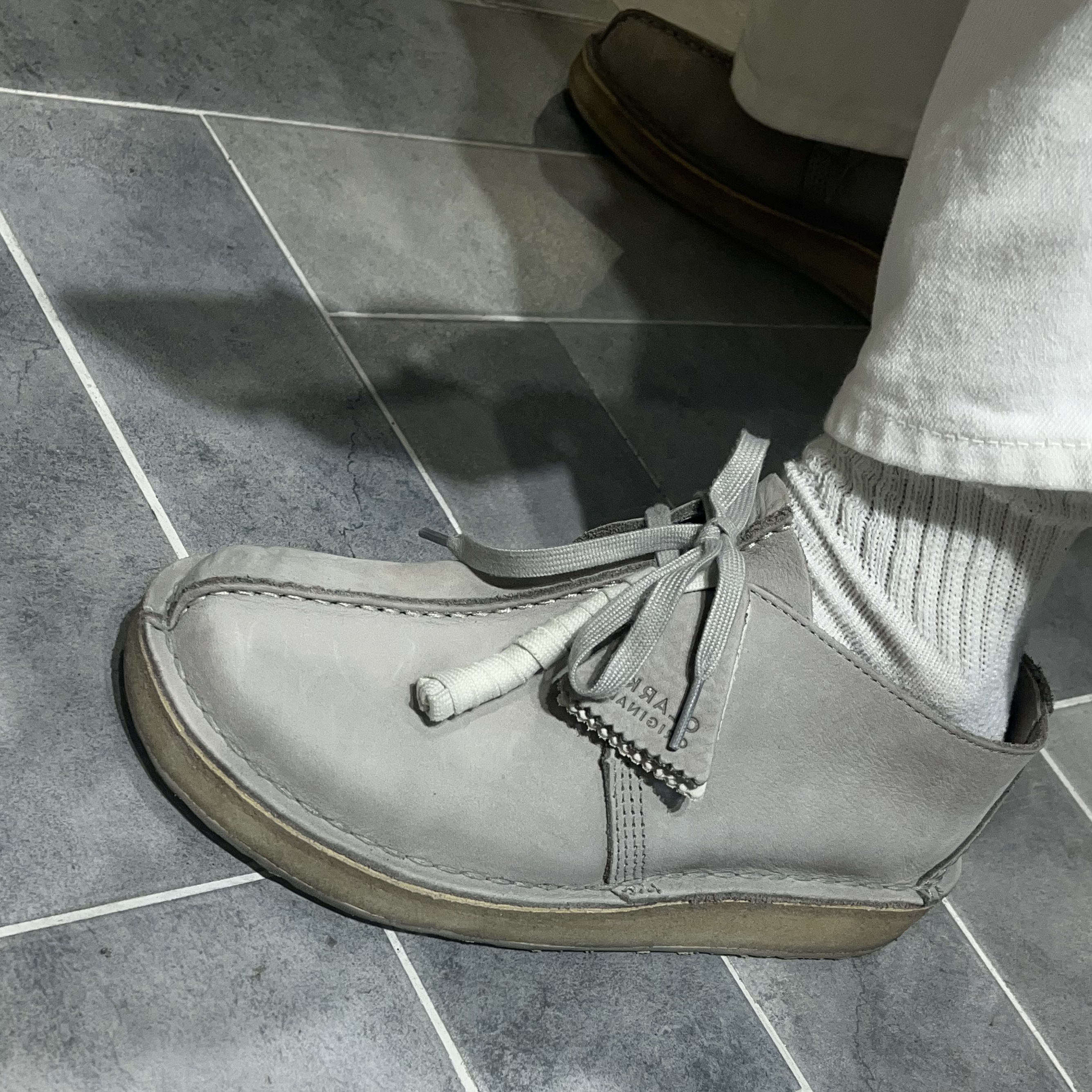 Clarks Desert Trek Taupe Nubuck 착용 스타일 - 2