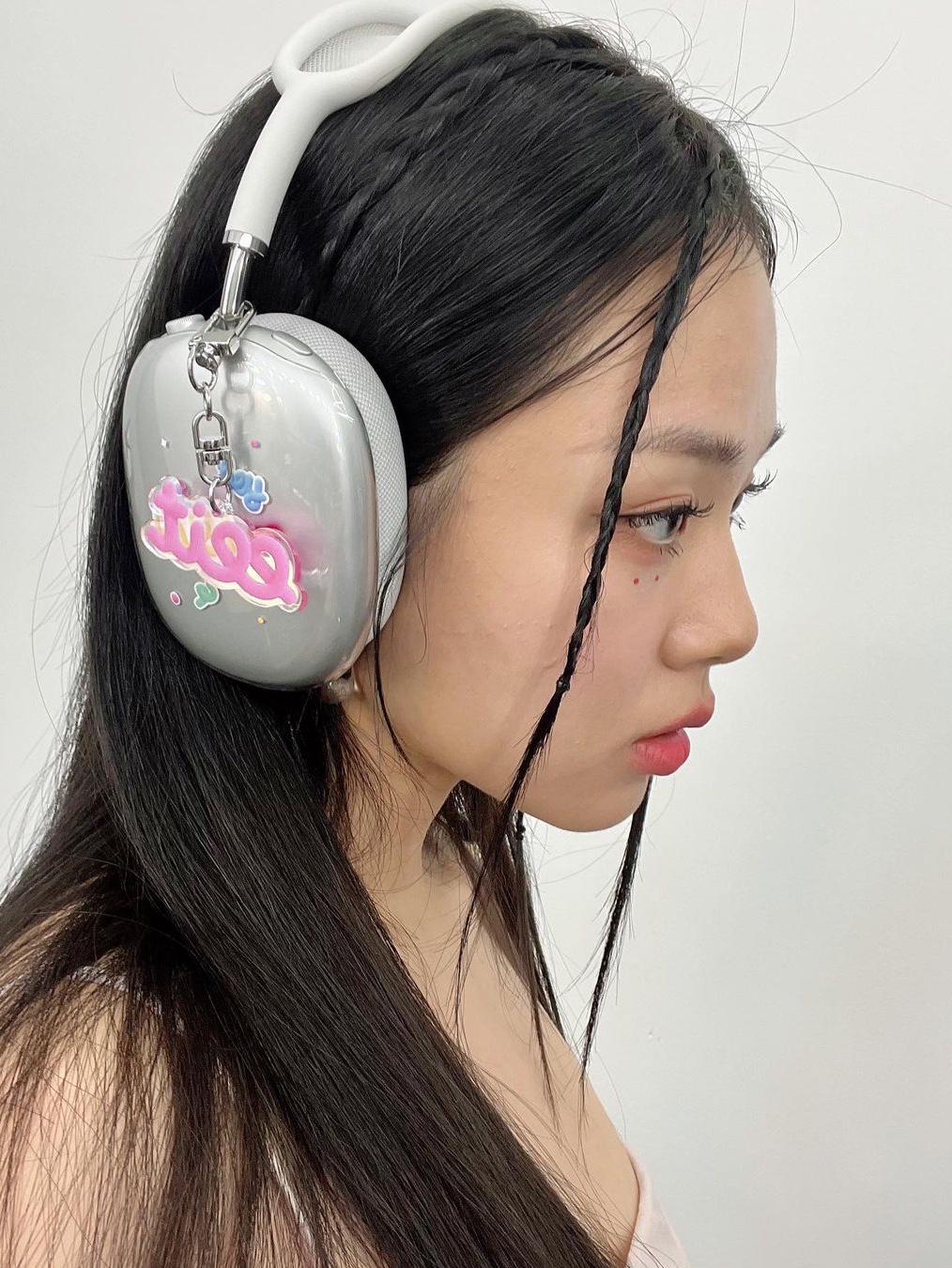 Apple AirPods Max Lightning Silver (Korean Ver.), (W) Prada Eternal Gold Small Triangle Pendant Necklace Pink Gold 착용 스타일 - 2
