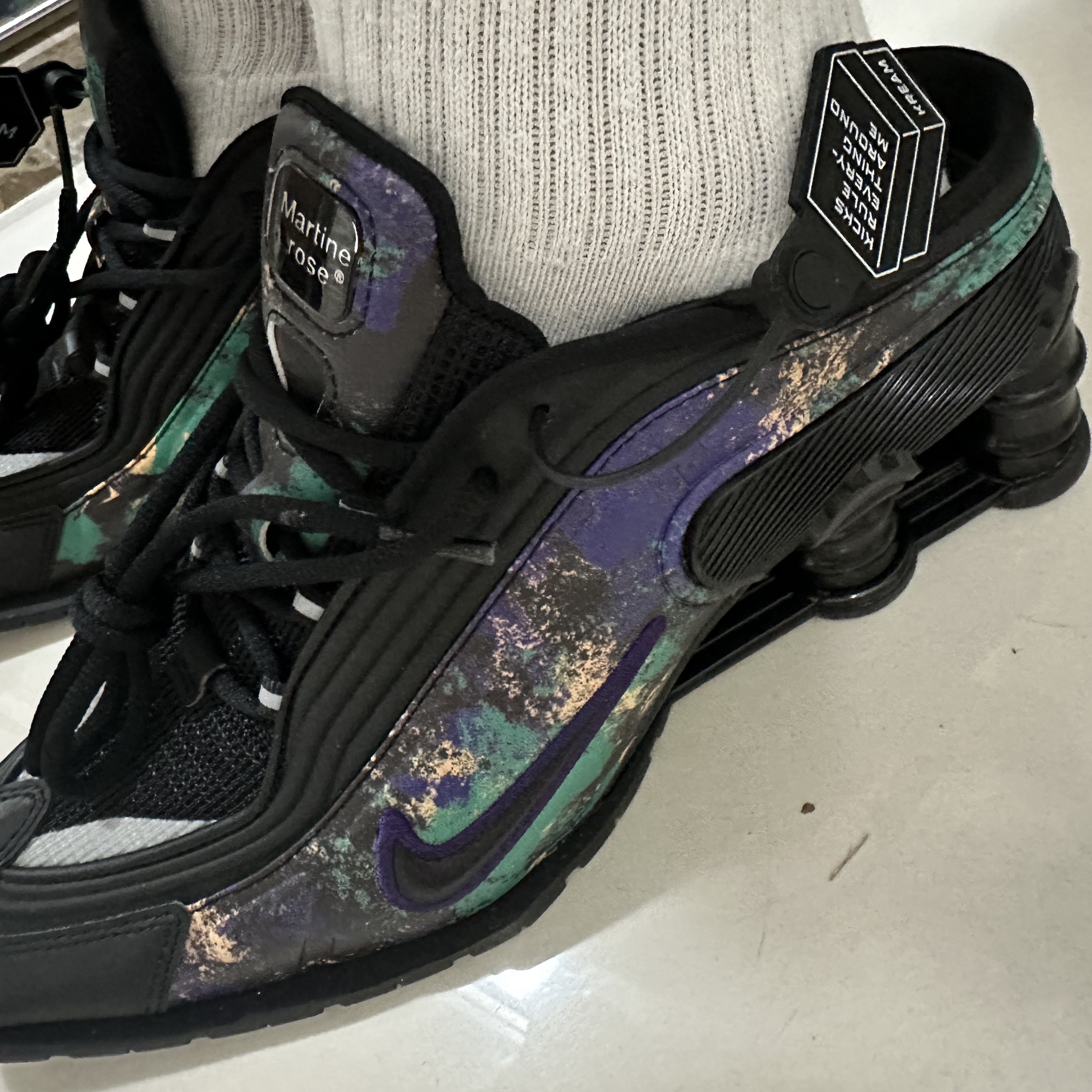Nike x Martine Rose Shox MR4 Black Multi 착용 스타일 - 2