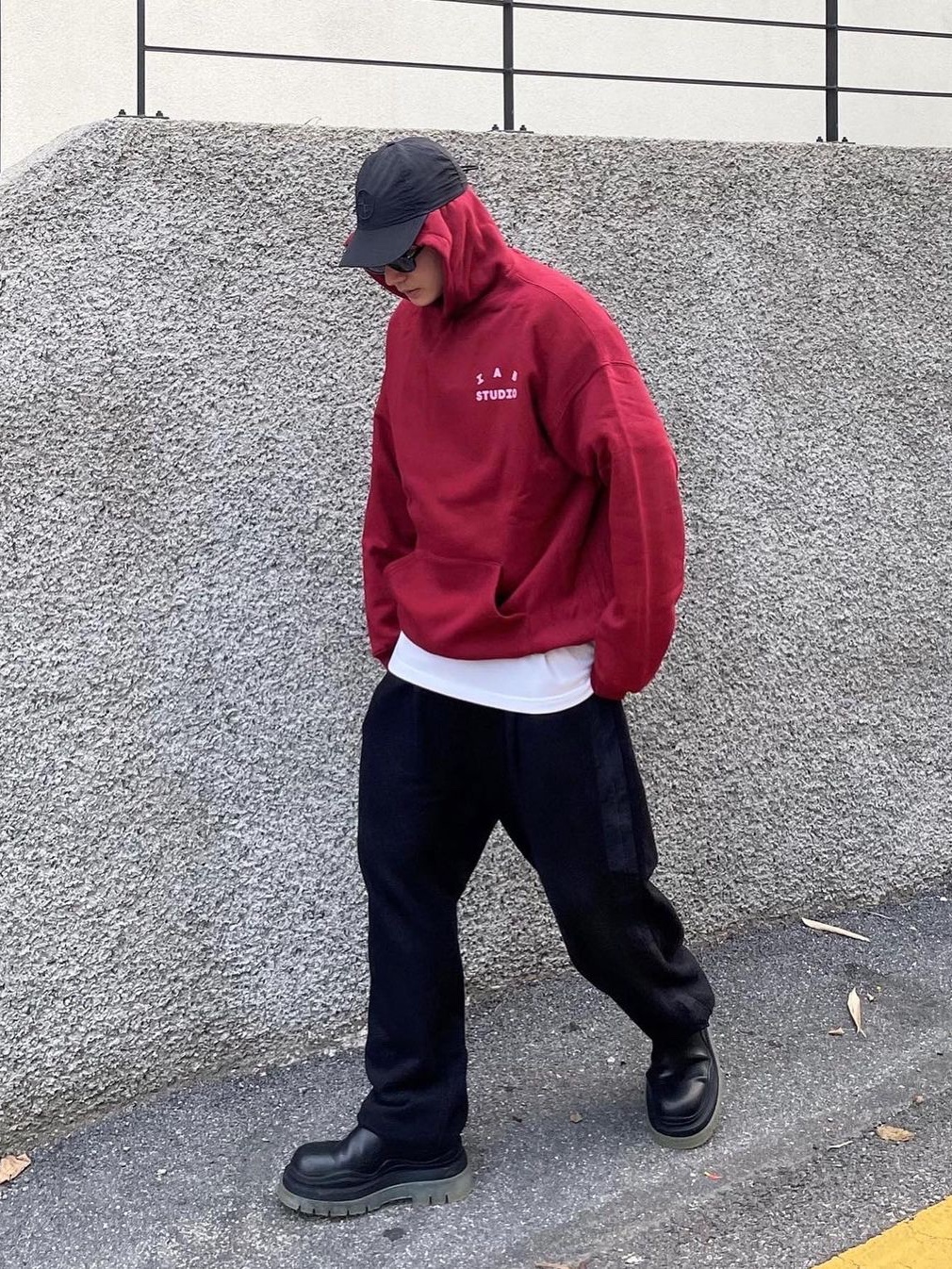 IAB Studio Pigment Crewneck Black, IAB Studio Hoodie Raspberry μ°©μ© μ€νμΌ - 3
