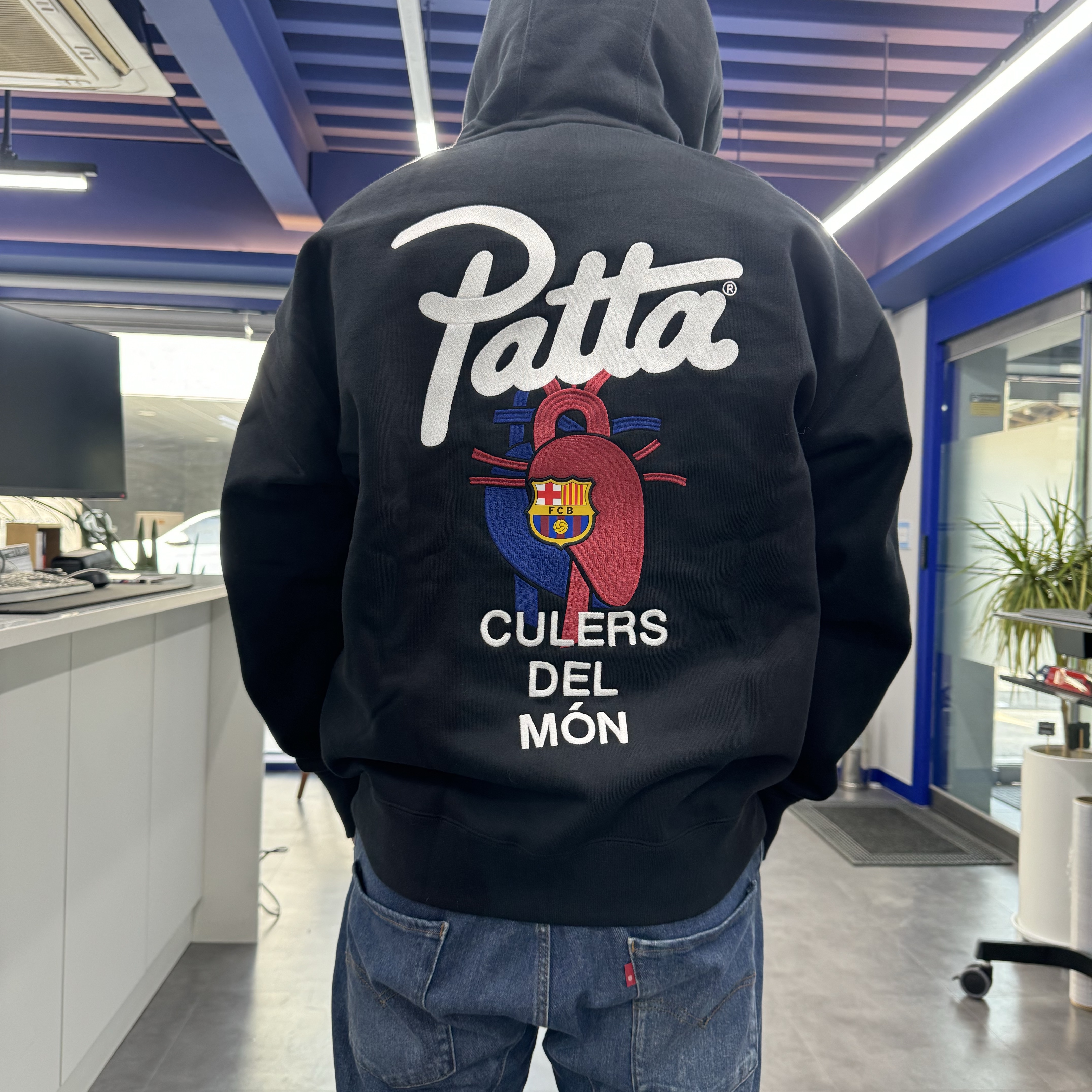 Nike x Patta x FC Barcelona Solo Swoosh Hoodie Culers del Món (FD4147-010) 착용 스타일 - 2