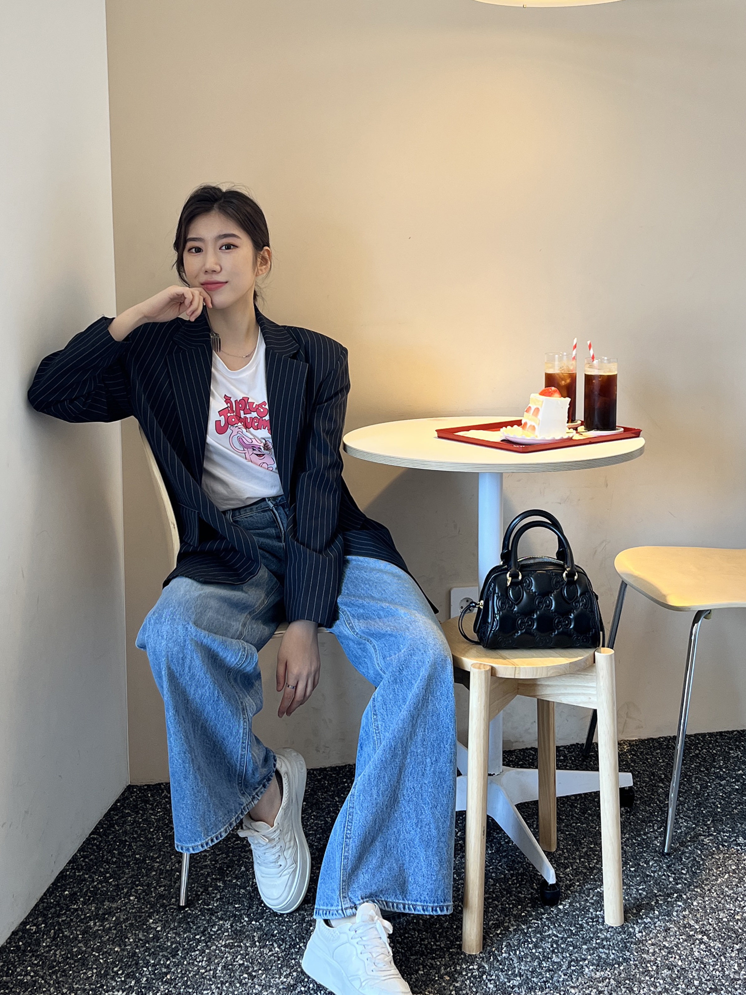 Gucci GG Embossed Sneakers White, Gucci GG Matelasse Mini Bag Black Leather 착용 스타일 - 2