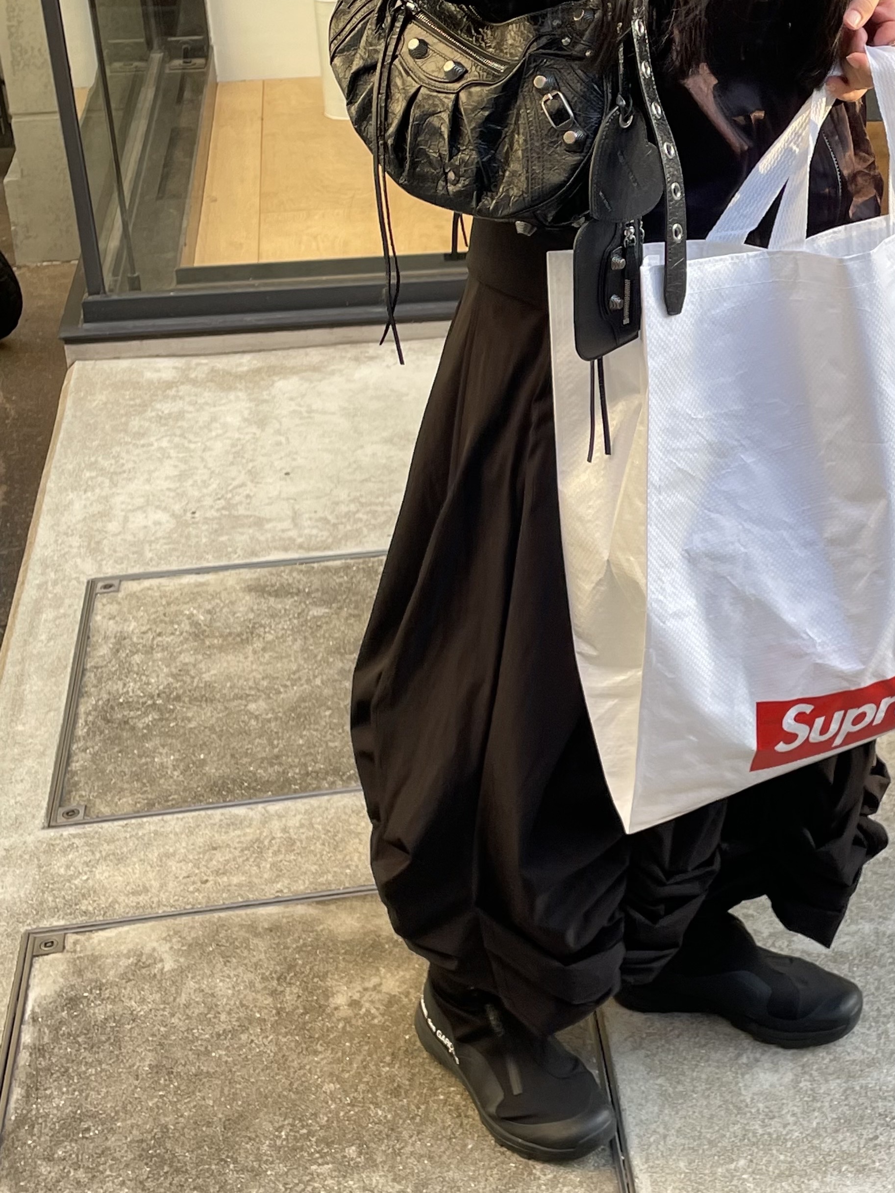 Salomon x Comme des Garcons XA-Alpine 2 Black, Balenciaga Le Cagole Small Shoulder Bag Black 착용 스타일 - 3