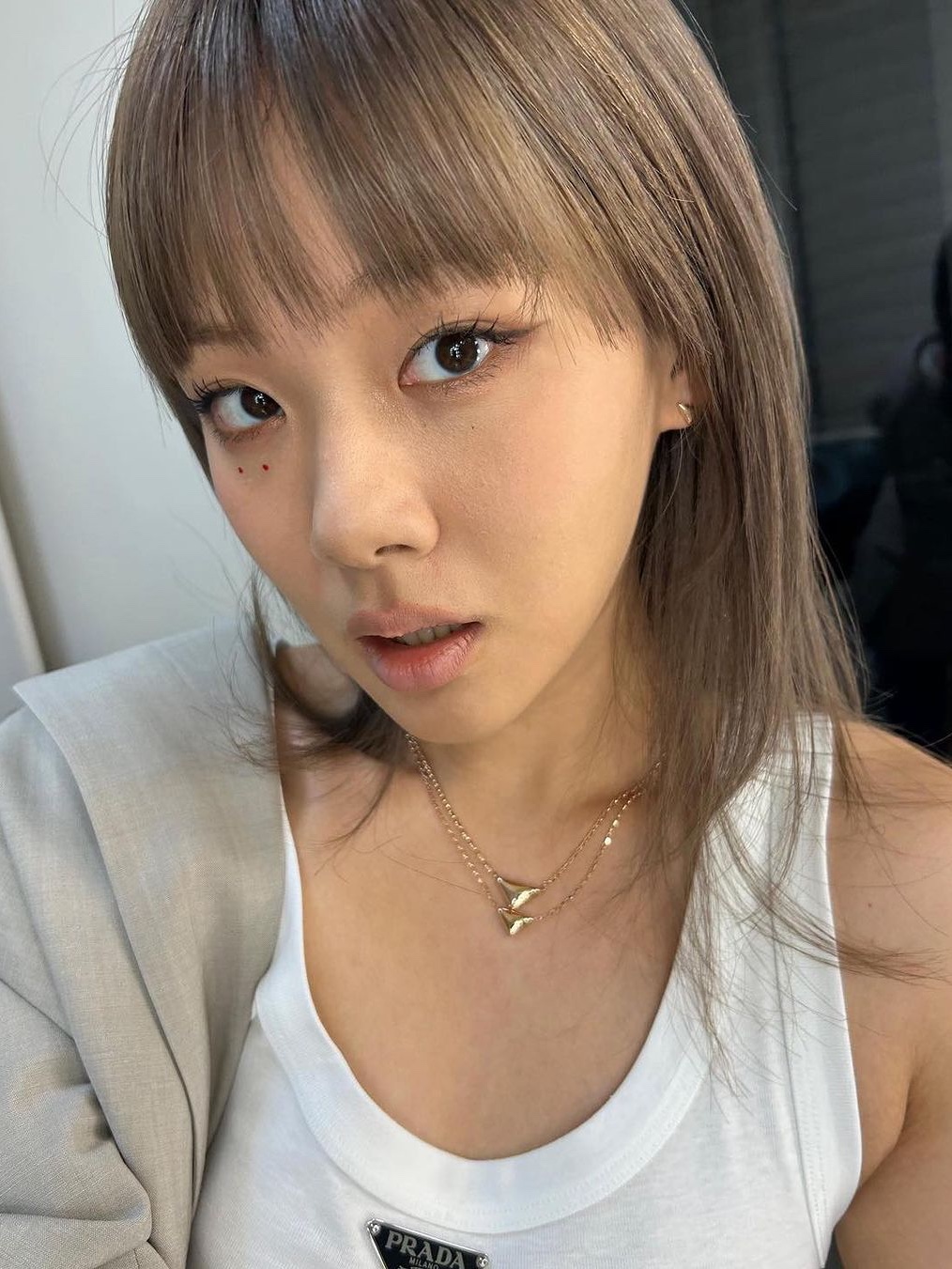 Apple AirPods Max Lightning Silver (Korean Ver.), (W) Prada Eternal Gold Small Triangle Pendant Necklace Pink Gold 착용 스타일 - 3