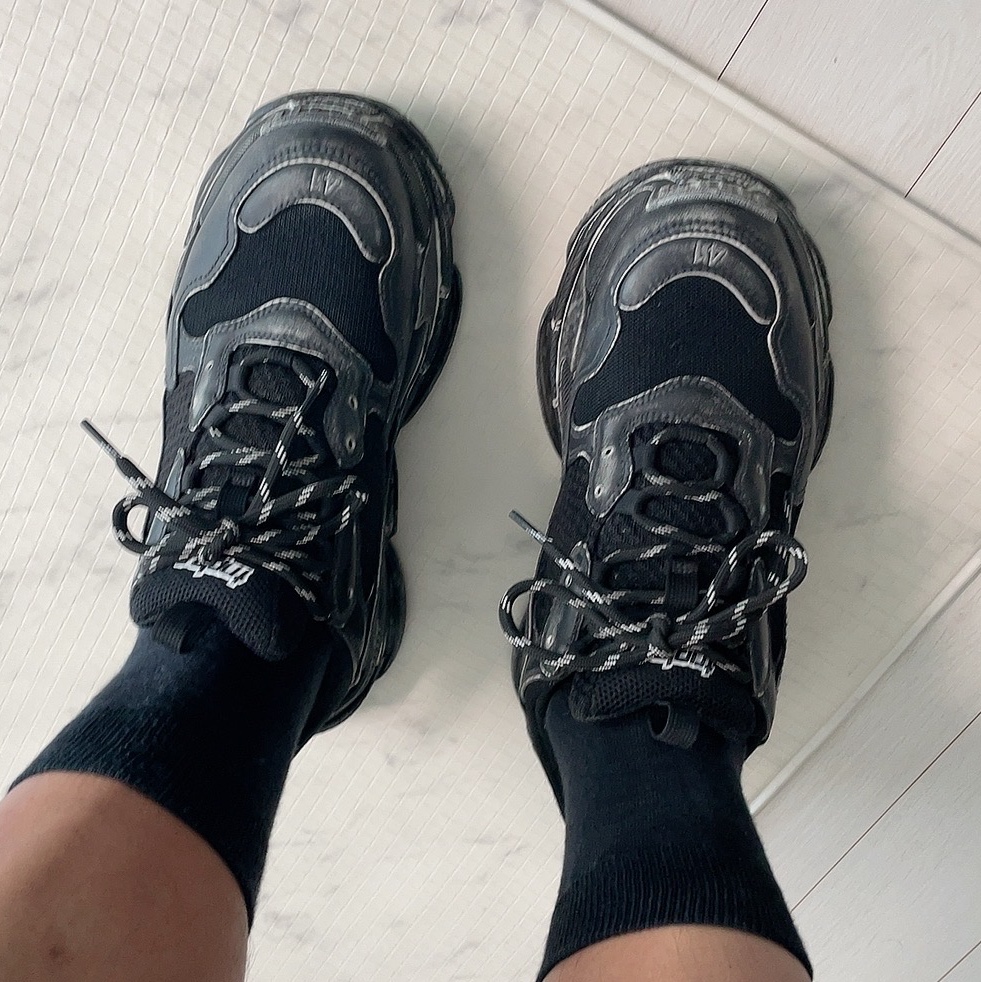 Balenciaga Triple S Sneakers Faded Black 착용 스타일 - 3