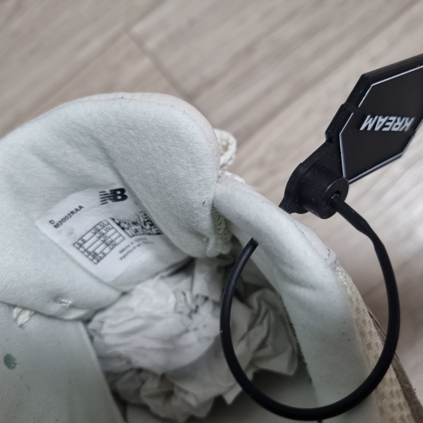 New Balance 2002R White Ivory 착용 스타일 - 1