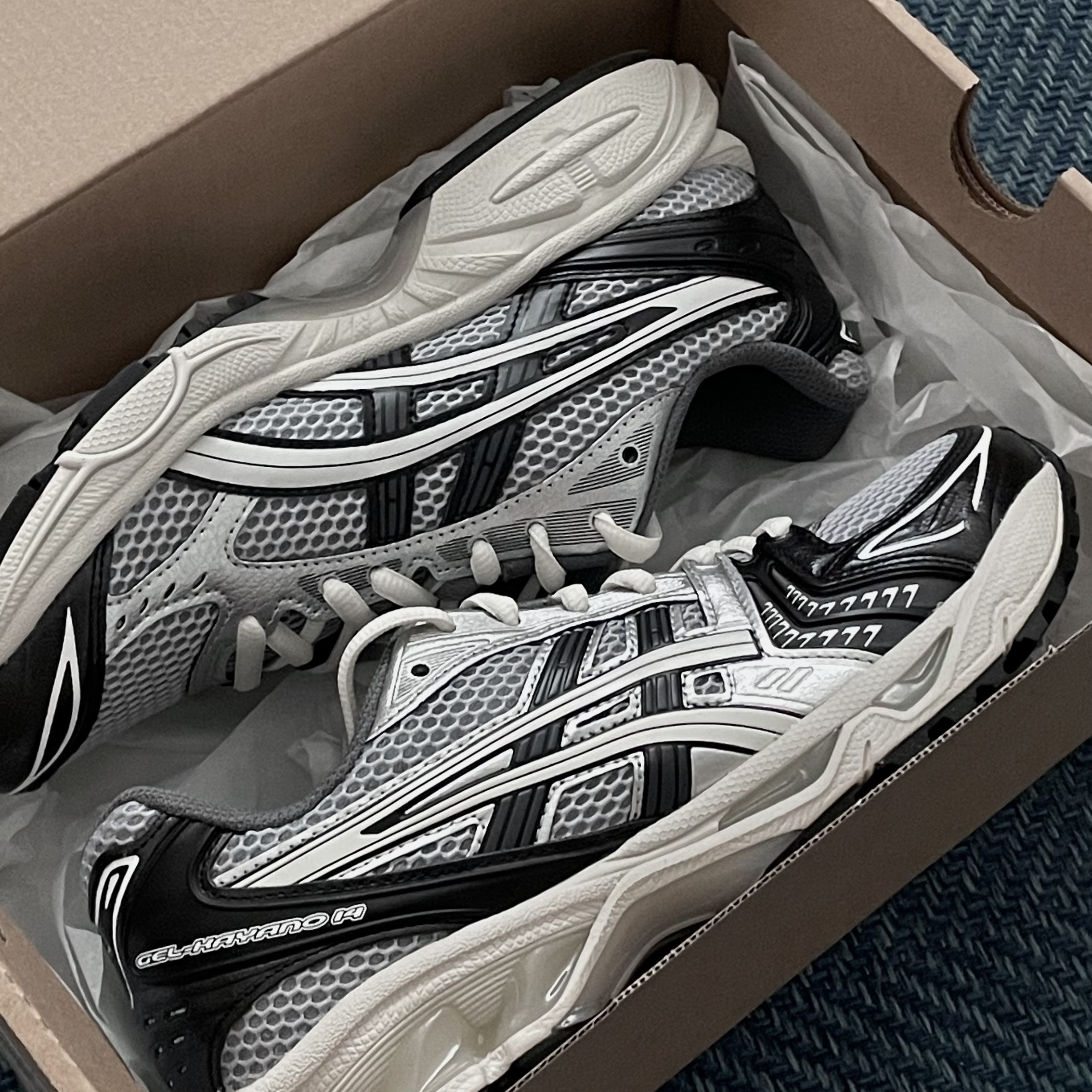 Asics Gel-Kayano 14 Black Glacier Grey 착용 스타일