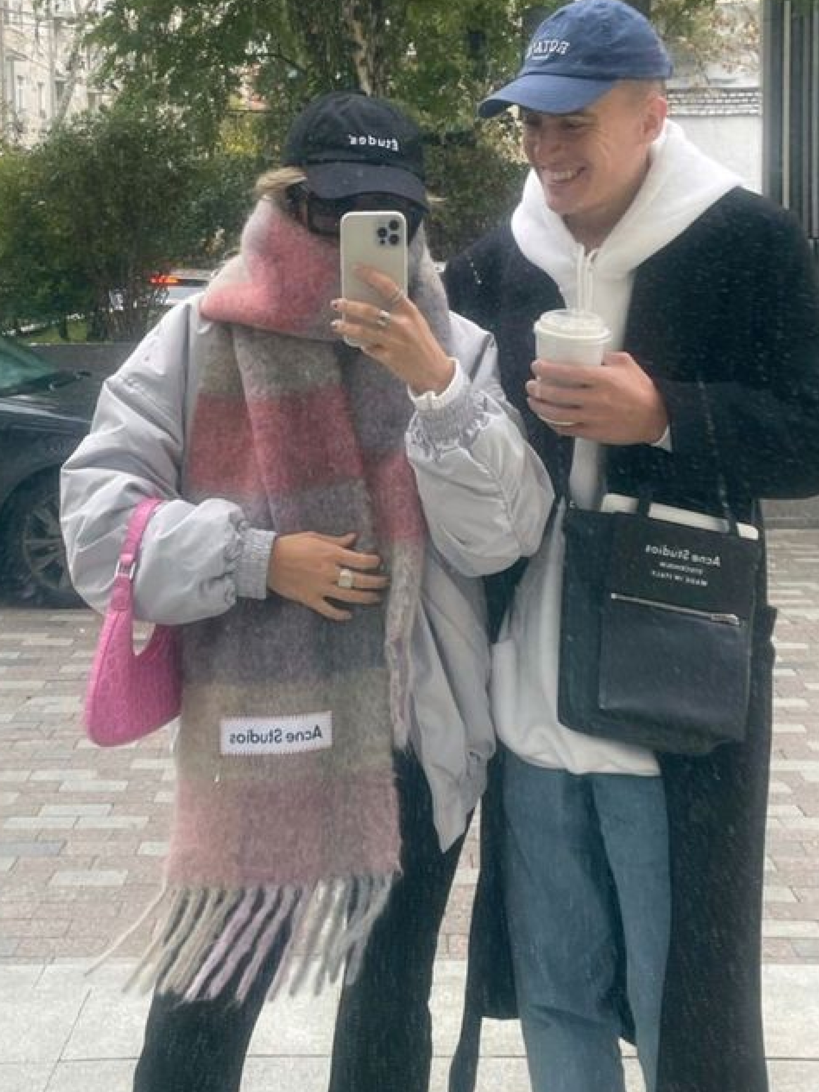 Burberry Mini Classic Vintage Check Cashmere Muffler Archive Beige, Toteme Alpaca Knit Muffler Drak Grey Melange 착용 스타일 - 5