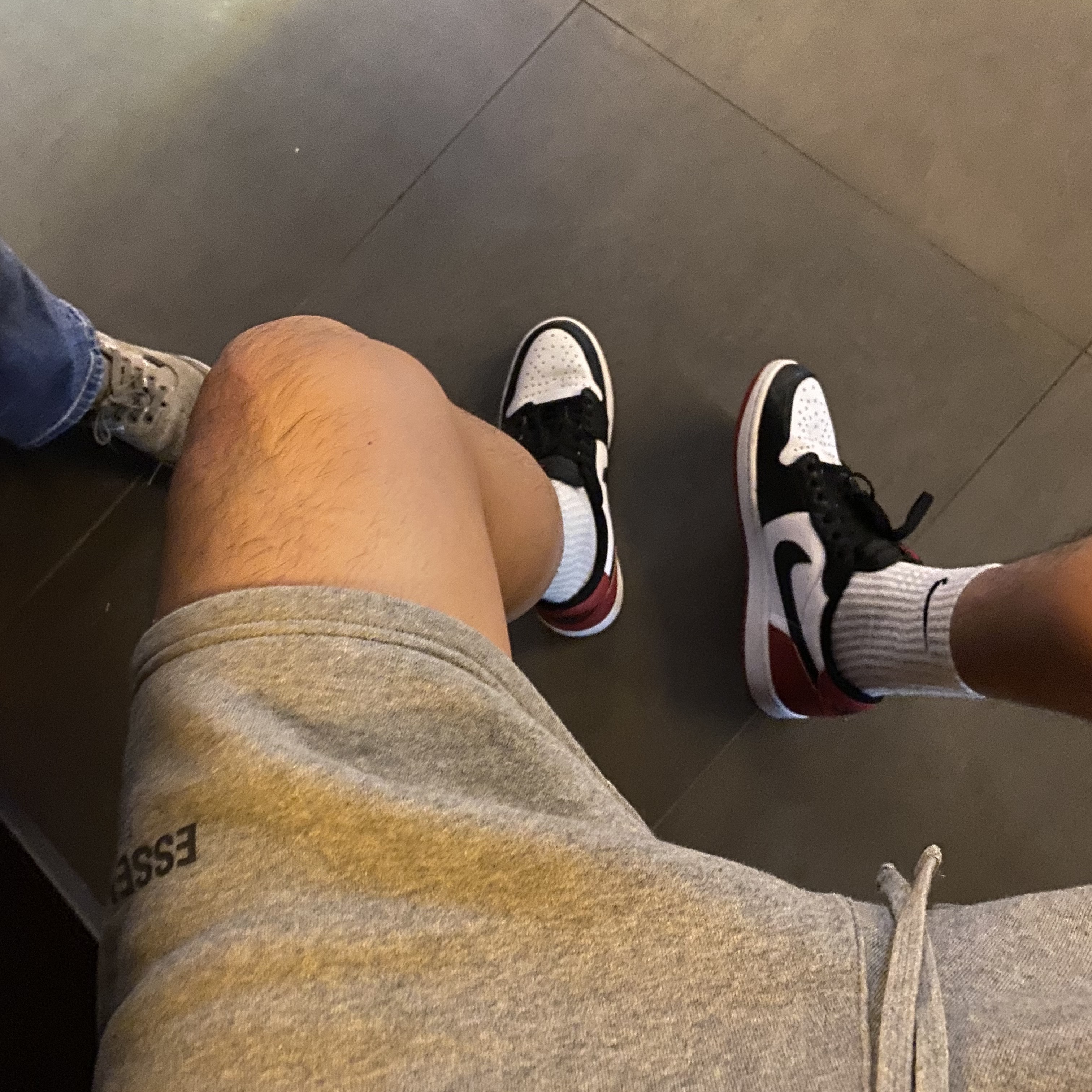 Jordan 1 Retro Low OG Black Toe, Essentials The Core Collection Sweatshorts Heather Oatmeal 착용 스타일 - 1