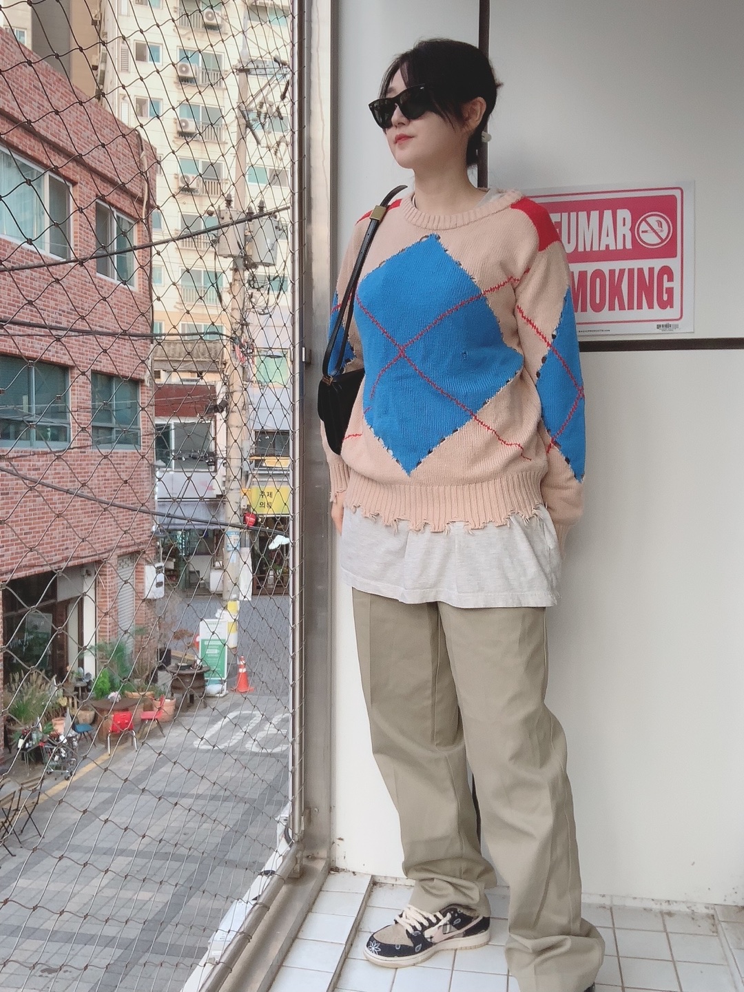 Nike x Travis Scott SB Dunk Low, Fear of God Baseball T-Shirt Cream Heather Red 착용 스타일 - 1