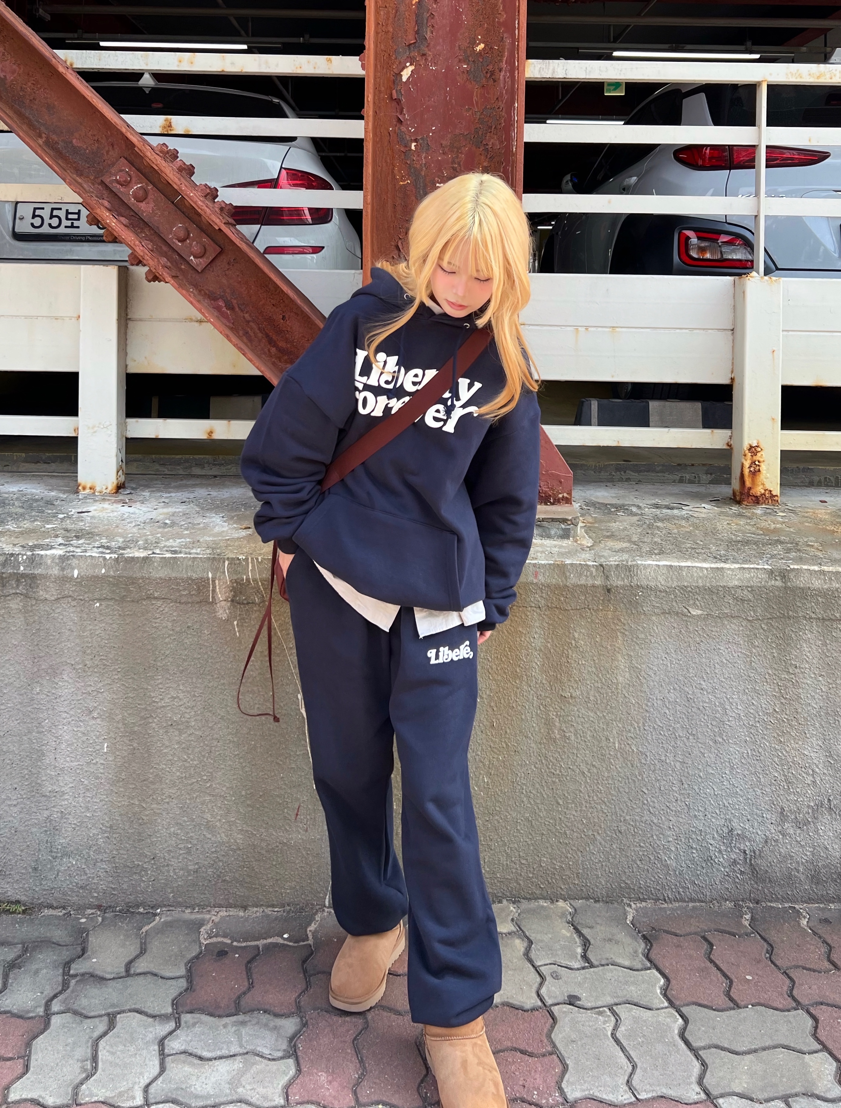 (W) UGG Classic Ultra Mini Boots Chestnut 착용 스타일 - 1