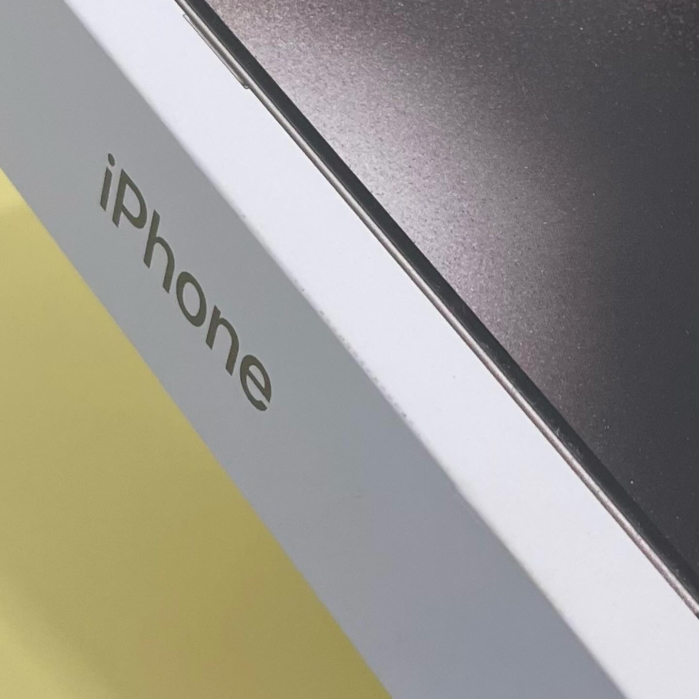 Apple iPhone 15 Pro 256GB Natural Titanium (Korean Ver.), Apple 2023 MacBook Pro 14 M2 Pro 10-Core 512GB SSD / 16GB RAM Silver (Korean Ver.) 착용 스타일 - 3