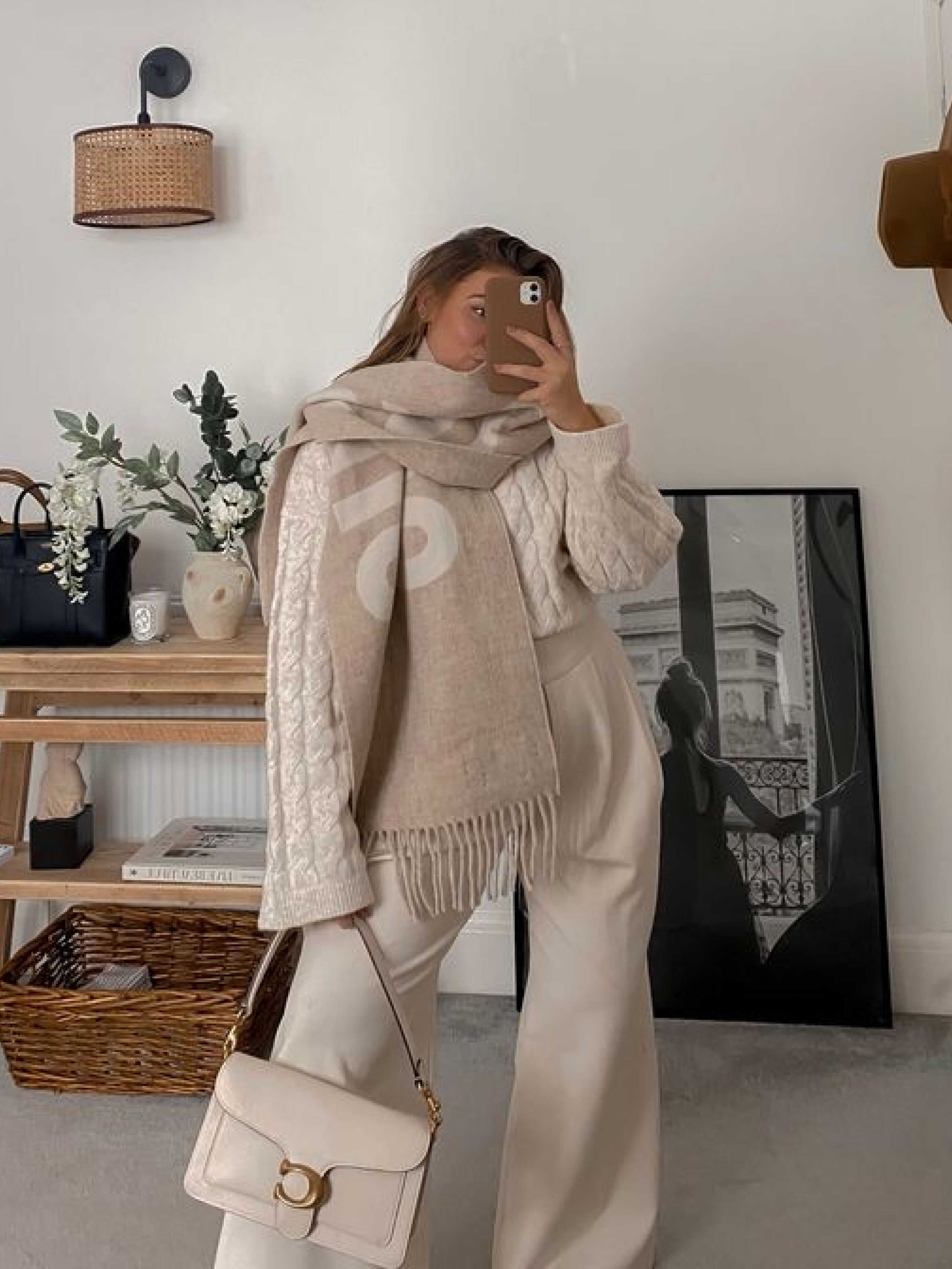 Burberry Mini Classic Vintage Check Cashmere Muffler Archive Beige, Toteme Alpaca Knit Muffler Drak Grey Melange 착용 스타일 - 4