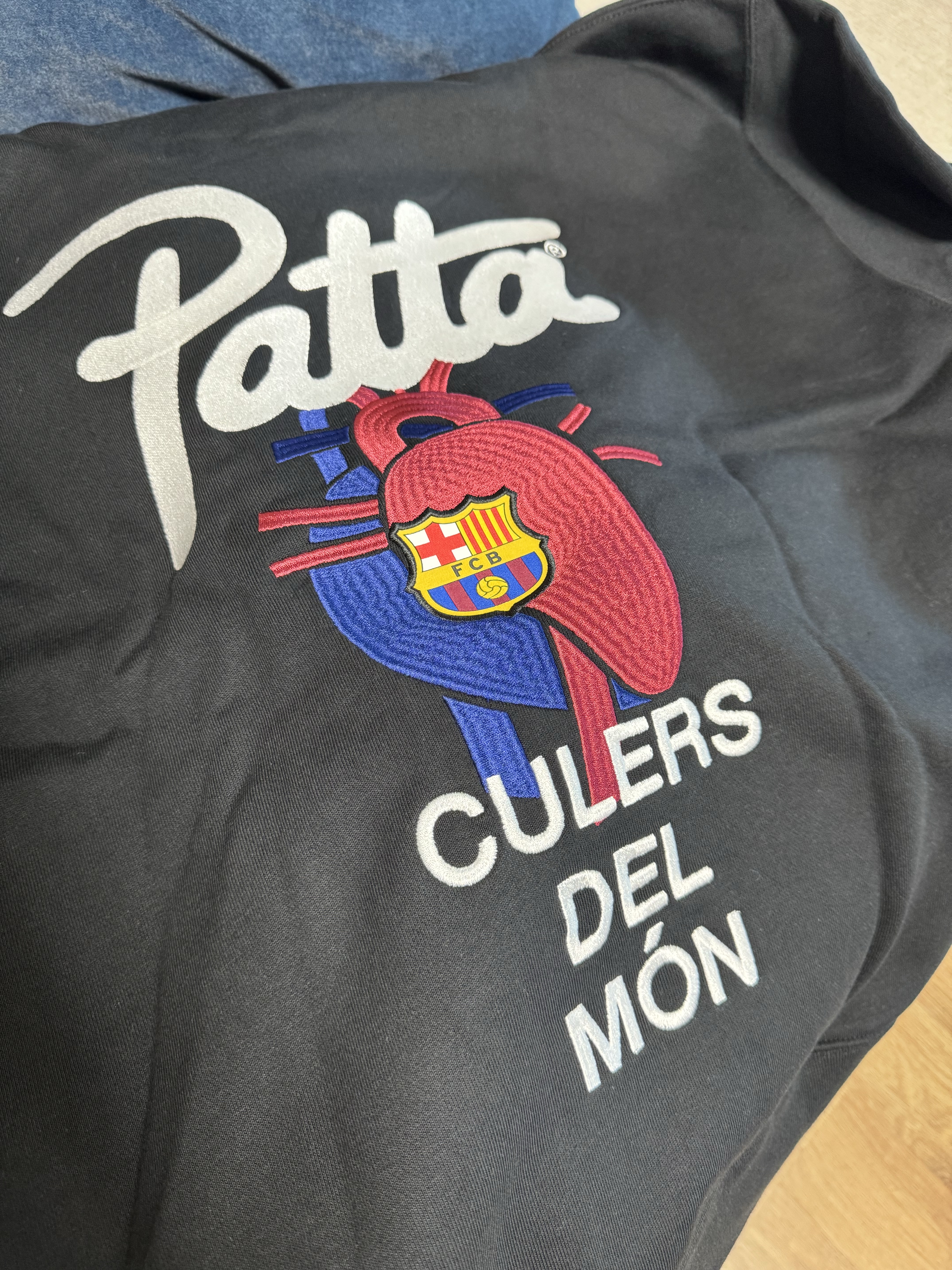 Nike x Patta x FC Barcelona Solo Swoosh Hoodie Culers del Món (FD4147-010), Nike x Ambush Air Force 1 Low SP Black 착용 스타일 - 2