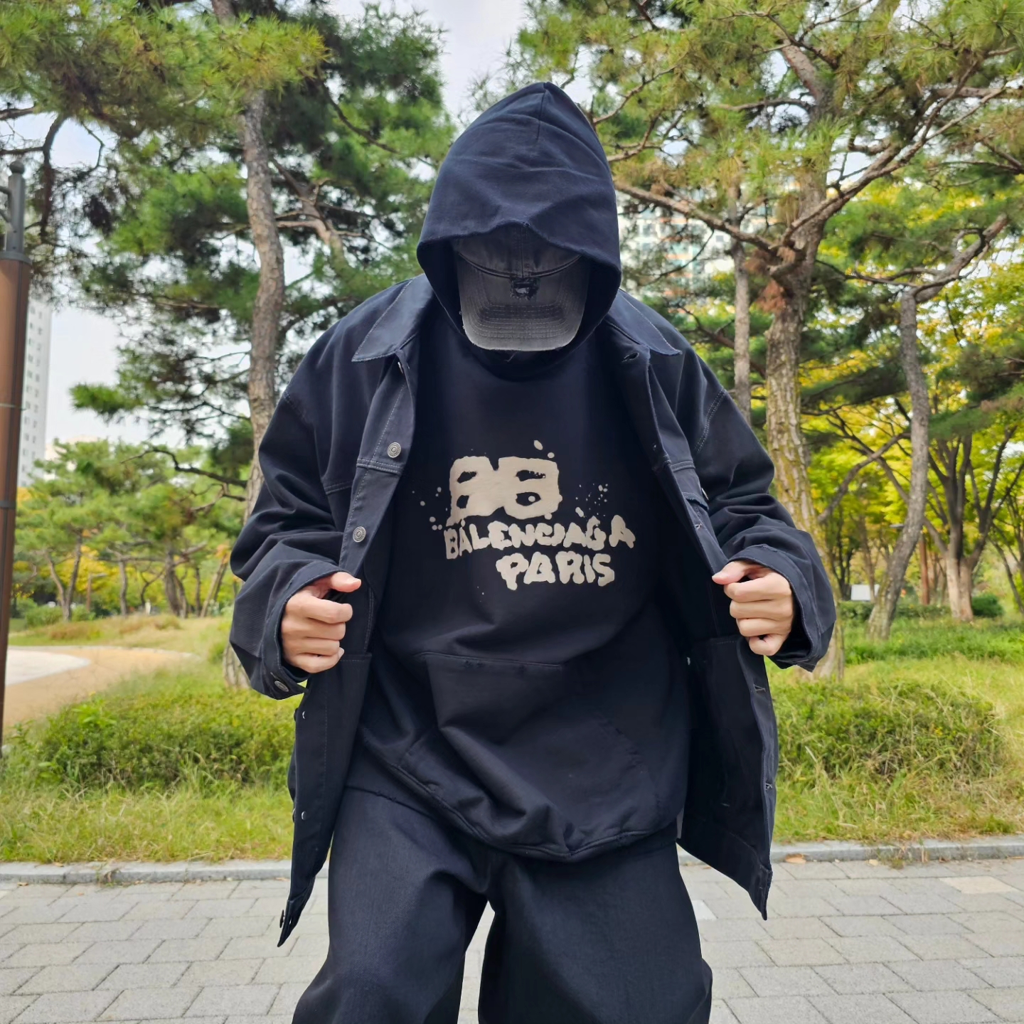 Balenciaga Hand Drawn BB Icon Oversized Jacket Black 착용 스타일 - 3