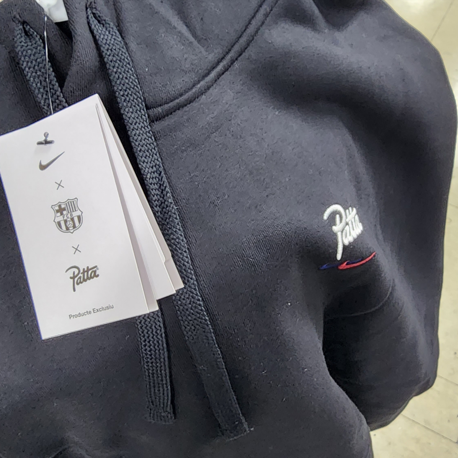 Nike x Patta x FC Barcelona Solo Swoosh Hoodie Culers del Món (FD4147-010) 착용 스타일 - 1
