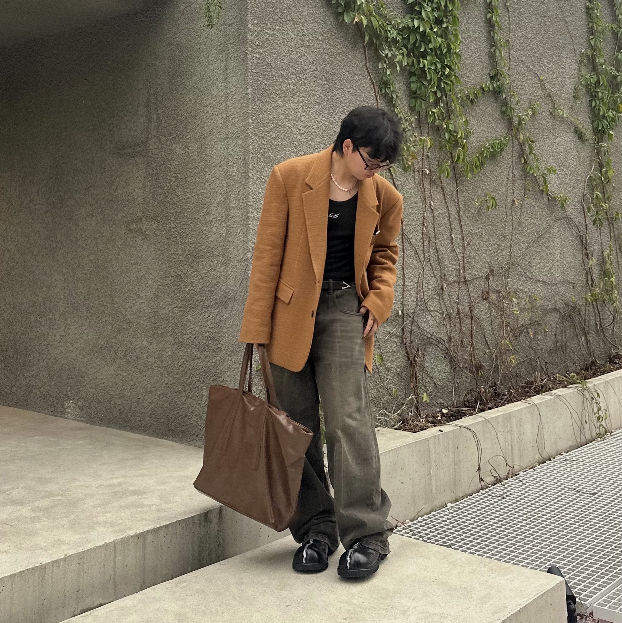 Millo Archive Reflect Curved Pants Washed Brown 착용 스타일 - 2