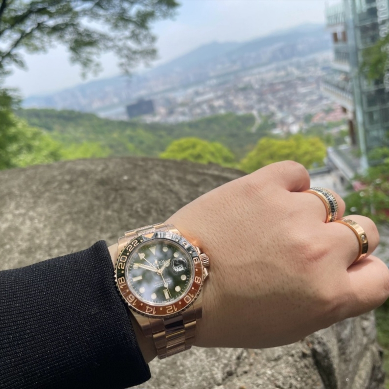 Rolex GMT-Master II 40mm 126715CHNR Black Oyster 착용 스타일