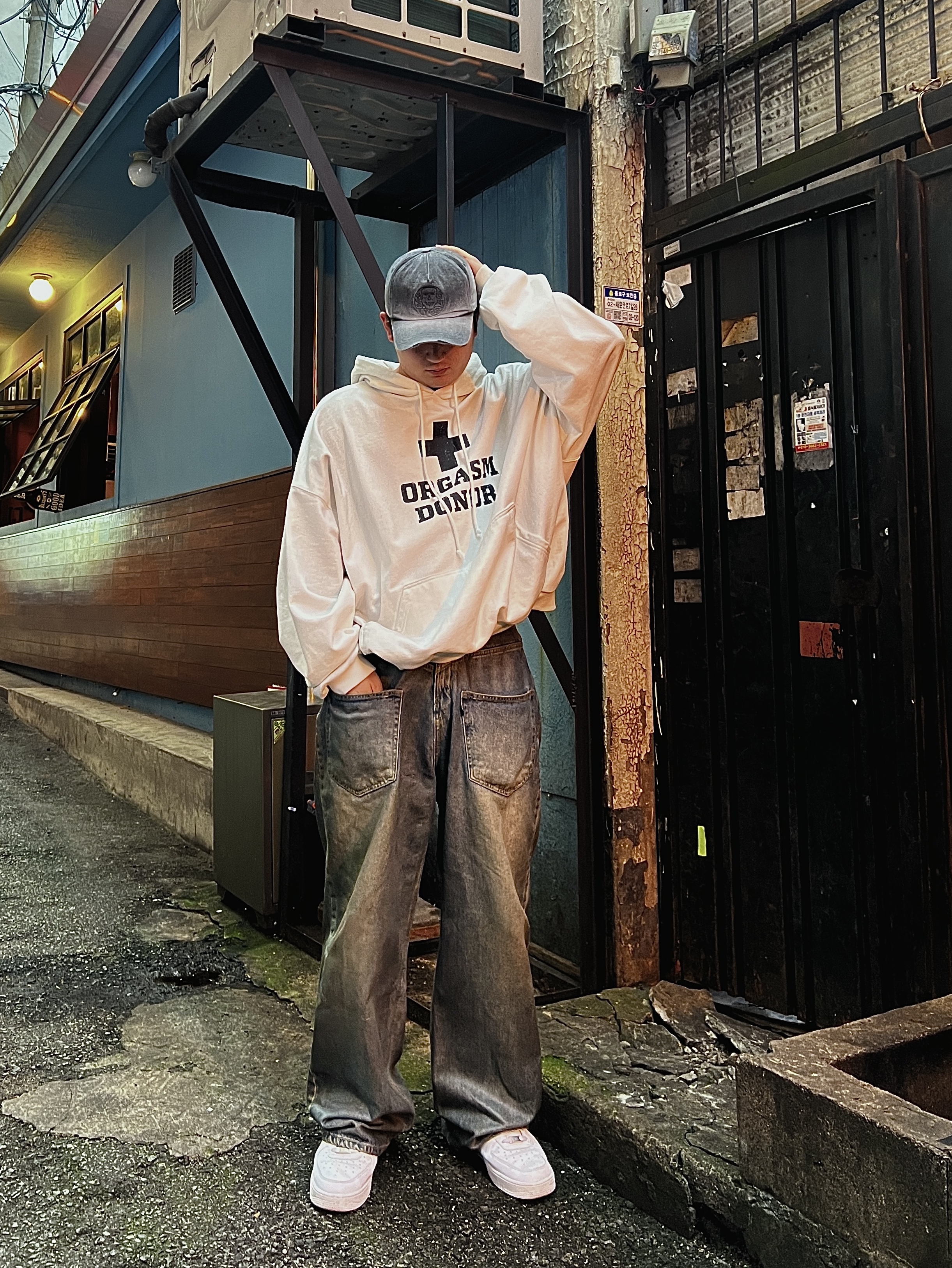 Project G/R Coated Backward Denim Pants Blue, Project G/R Orgasm Donor Hoodie Dirty White 착용 스타일 - 3