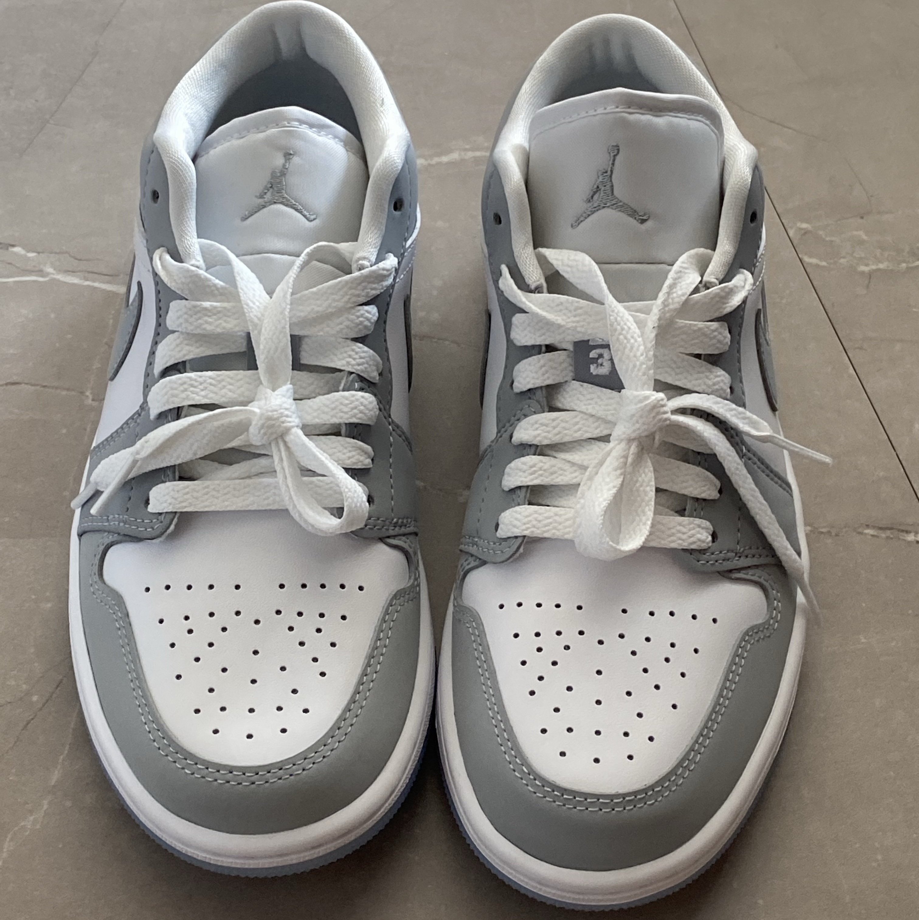 (W) Jordan 1 Low White Wolf Grey 착용 스타일 - 1